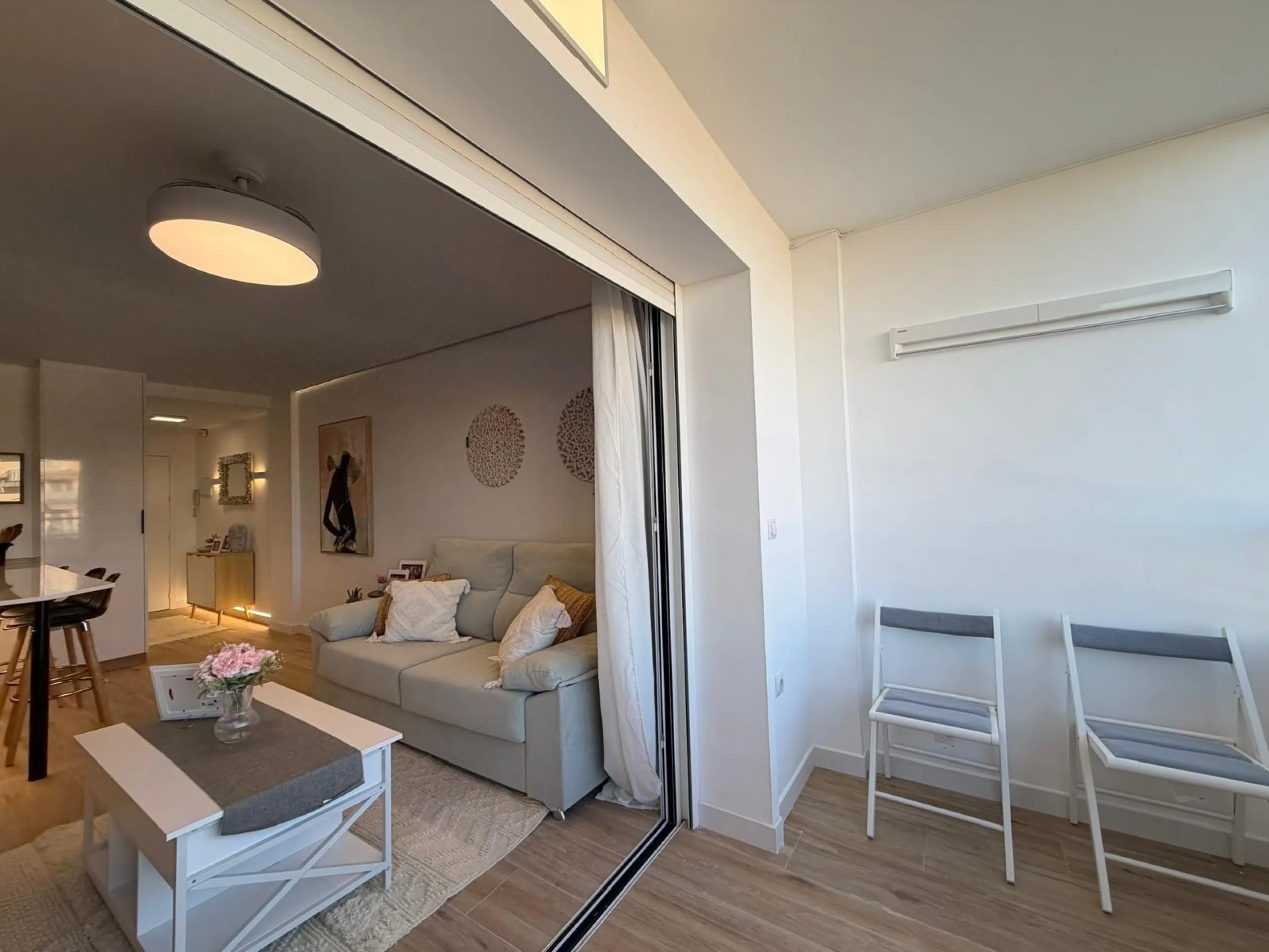 APARTAMENTO TOTALMENTE REFORMADO CON VISTAS AL MAR CON GARAJE+TRASTERO (OPCIONAL). 3 DORM. 2 BAÑOS. SUPERFICIE 92 M2.