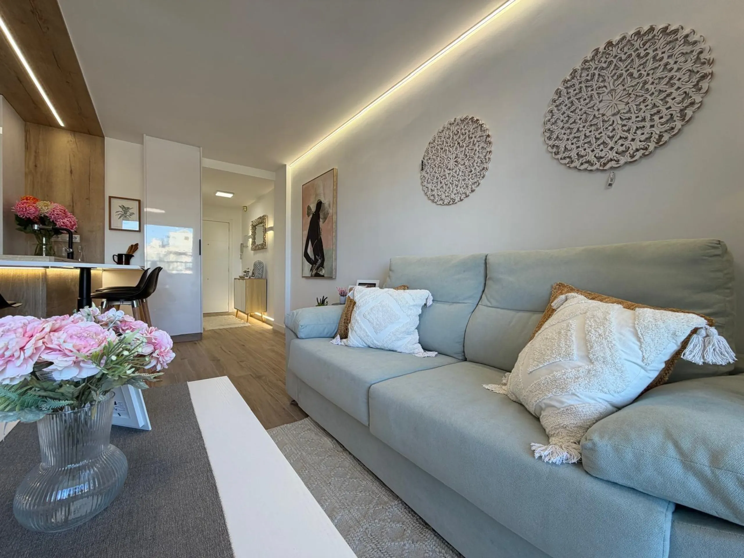 APARTAMENTO TOTALMENTE REFORMADO CON VISTAS AL MAR CON GARAJE+TRASTERO (OPCIONAL). 3 DORM. 2 BAÑOS. SUPERFICIE 92 M2.