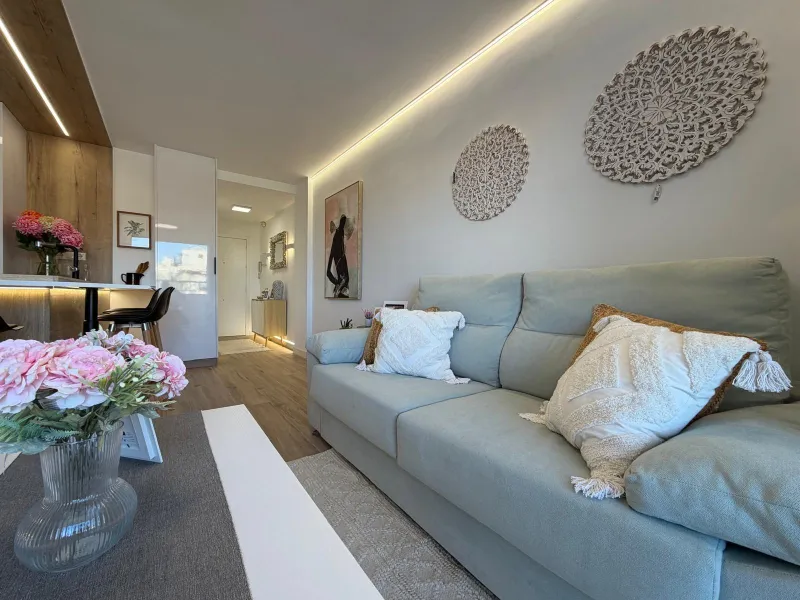 APARTAMENTO TOTALMENTE REFORMADO CON VISTAS AL MAR CON GARAJE+TRASTERO (OPCIONAL). 3 DORM. 2 BAÑOS. SUPERFICIE 92 M2.