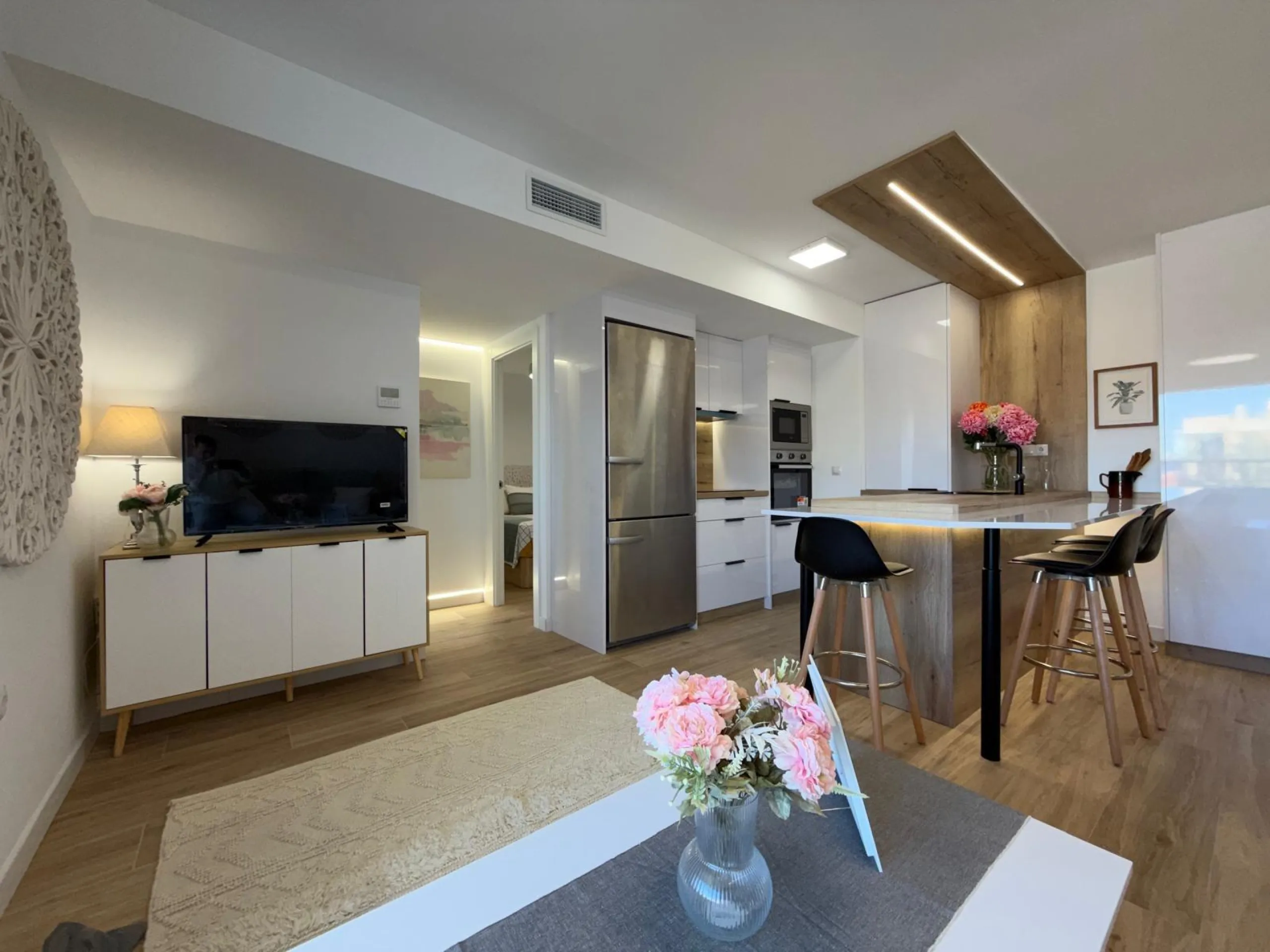 APARTAMENTO TOTALMENTE REFORMADO CON VISTAS AL MAR CON GARAJE+TRASTERO (OPCIONAL). 3 DORM. 2 BAÑOS. SUPERFICIE 92 M2.