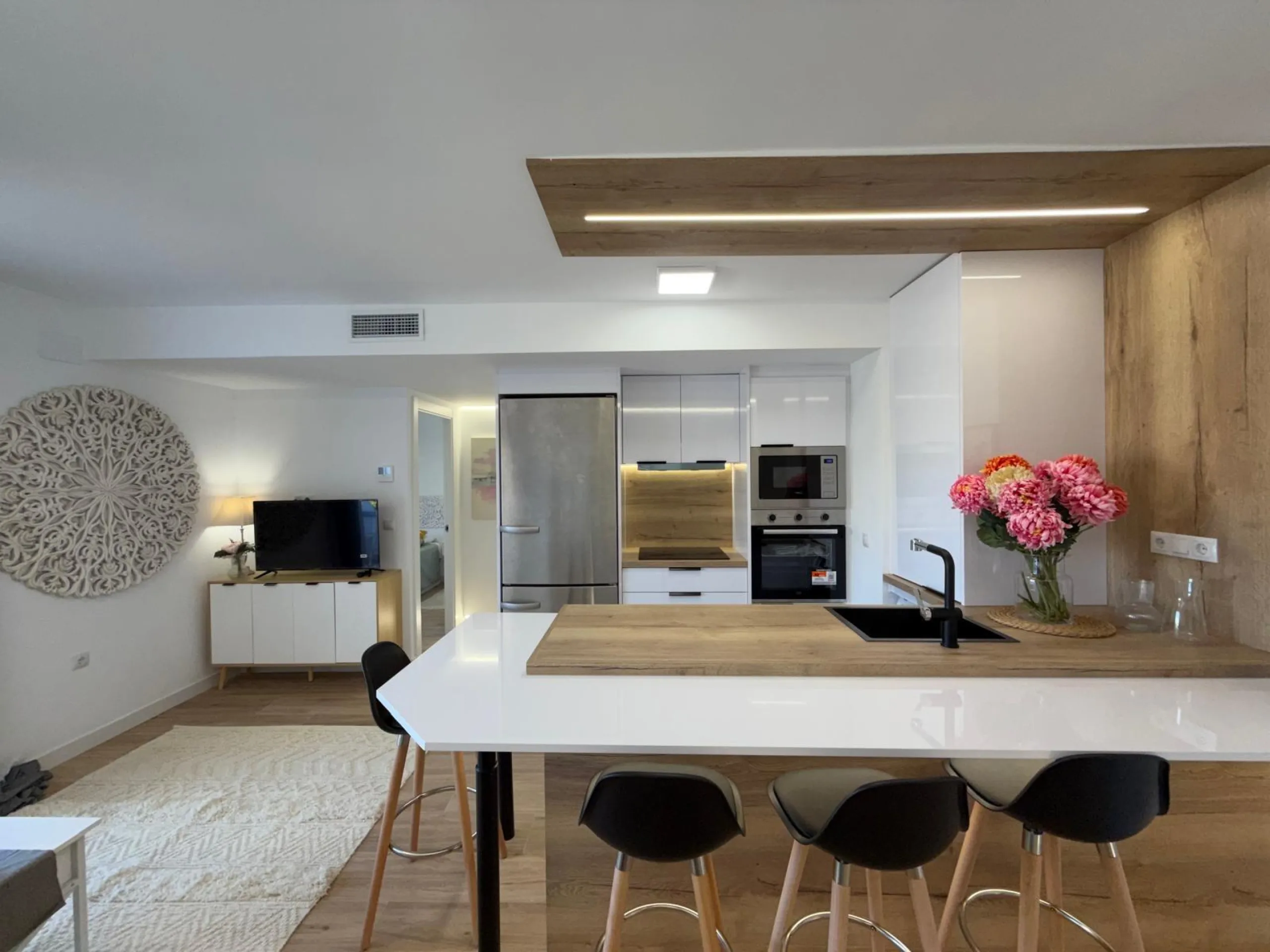 APARTAMENTO TOTALMENTE REFORMADO CON VISTAS AL MAR CON GARAJE+TRASTERO (OPCIONAL). 3 DORM. 2 BAÑOS. SUPERFICIE 92 M2.
