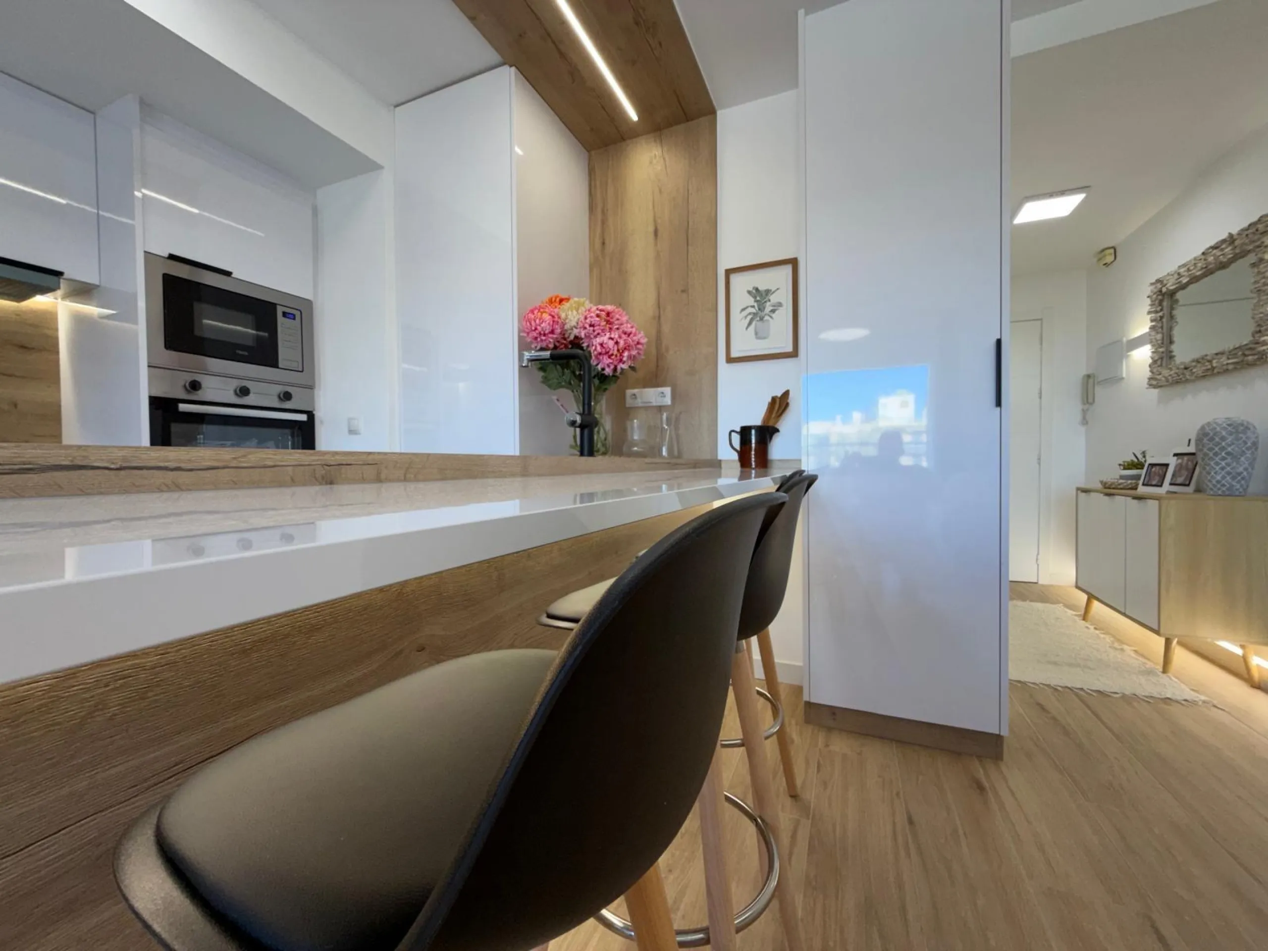 APARTAMENTO TOTALMENTE REFORMADO CON VISTAS AL MAR CON GARAJE+TRASTERO (OPCIONAL). 3 DORM. 2 BAÑOS. SUPERFICIE 92 M2.