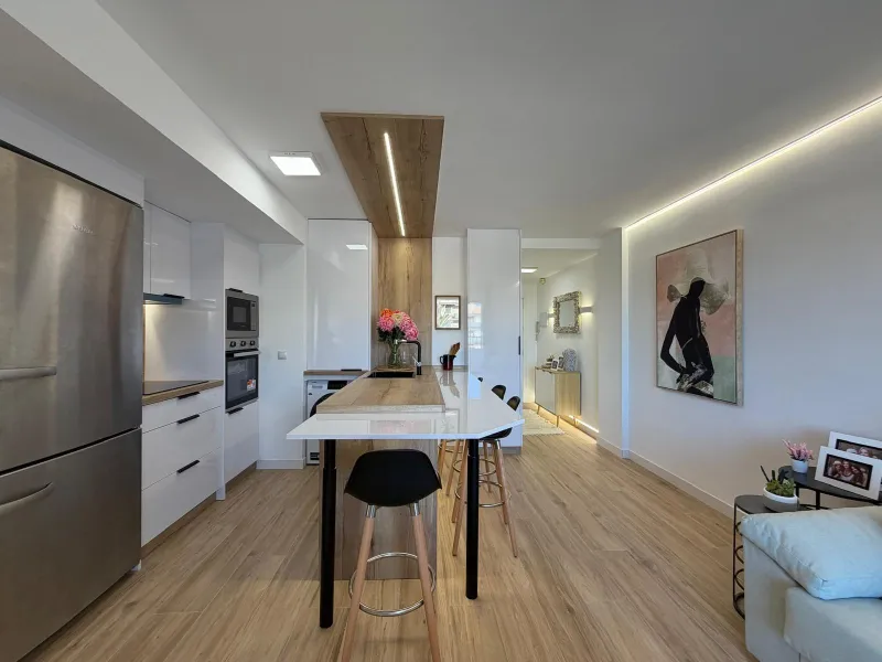 APARTAMENTO TOTALMENTE REFORMADO CON VISTAS AL MAR CON GARAJE+TRASTERO (OPCIONAL). 3 DORM. 2 BAÑOS. SUPERFICIE 92 M2.