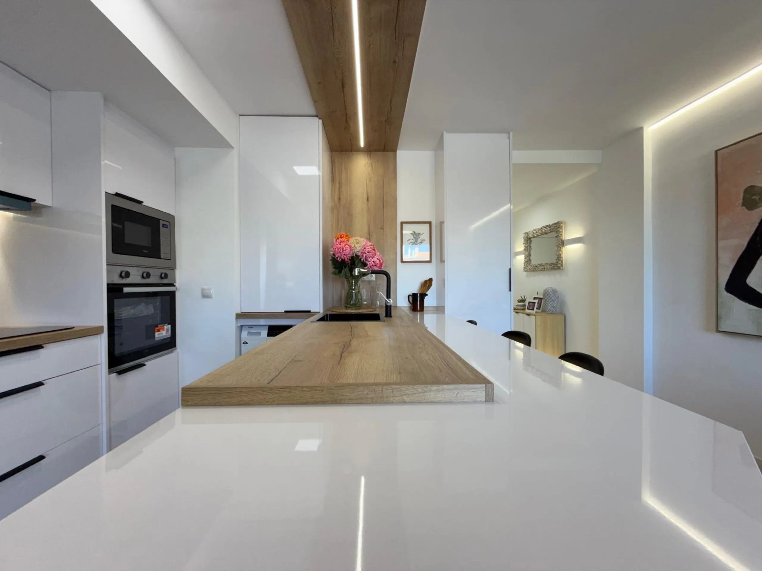 APARTAMENTO TOTALMENTE REFORMADO CON VISTAS AL MAR CON GARAJE+TRASTERO (OPCIONAL). 3 DORM. 2 BAÑOS. SUPERFICIE 92 M2.