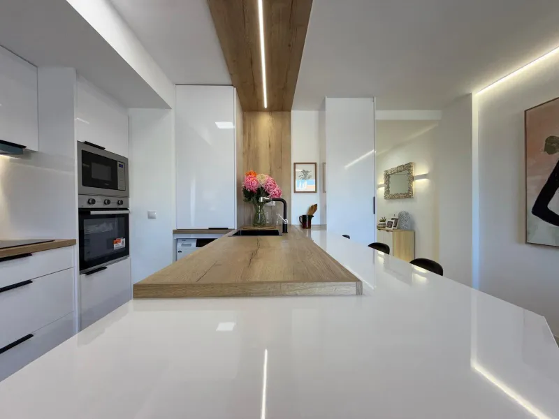 APARTAMENTO TOTALMENTE REFORMADO CON VISTAS AL MAR CON GARAJE+TRASTERO (OPCIONAL). 3 DORM. 2 BAÑOS. SUPERFICIE 92 M2.