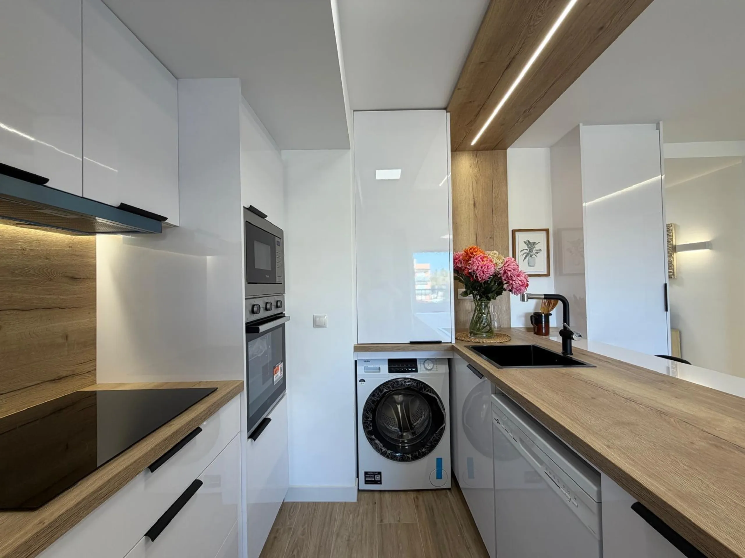 APARTAMENTO TOTALMENTE REFORMADO CON VISTAS AL MAR CON GARAJE+TRASTERO (OPCIONAL). 3 DORM. 2 BAÑOS. SUPERFICIE 92 M2.