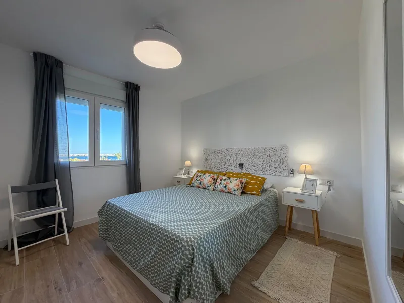 APARTAMENTO TOTALMENTE REFORMADO CON VISTAS AL MAR CON GARAJE+TRASTERO (OPCIONAL). 3 DORM. 2 BAÑOS. SUPERFICIE 92 M2.