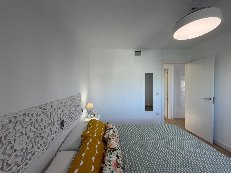 APARTAMENTO TOTALMENTE REFORMADO CON VISTAS AL MAR CON GARAJE+TRASTERO (OPCIONAL). 3 DORM. 2 BAÑOS. SUPERFICIE 92 M2.