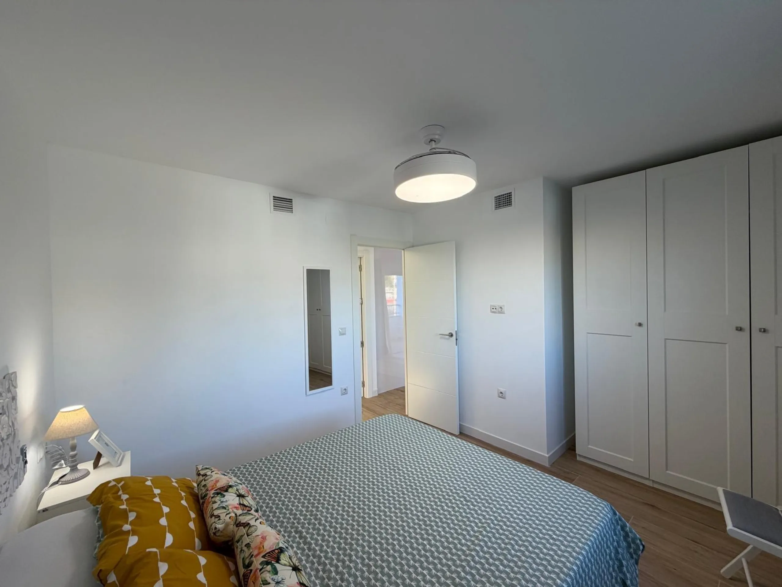 APARTAMENTO TOTALMENTE REFORMADO CON VISTAS AL MAR CON GARAJE+TRASTERO (OPCIONAL). 3 DORM. 2 BAÑOS. SUPERFICIE 92 M2.