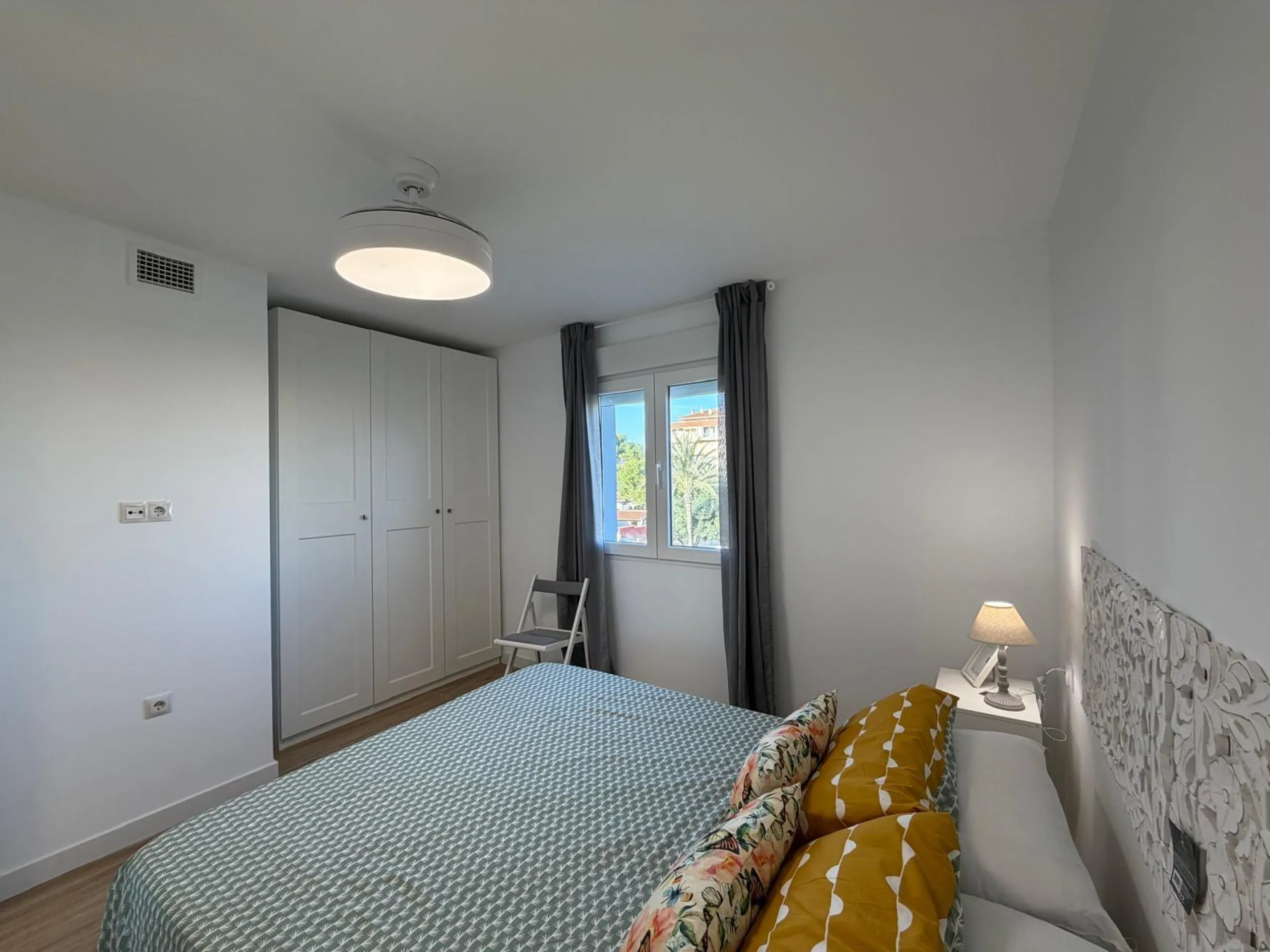 APARTAMENTO TOTALMENTE REFORMADO CON VISTAS AL MAR CON GARAJE+TRASTERO (OPCIONAL). 3 DORM. 2 BAÑOS. SUPERFICIE 92 M2.