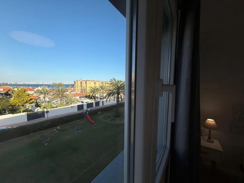 APARTAMENTO TOTALMENTE REFORMADO CON VISTAS AL MAR CON GARAJE+TRASTERO (OPCIONAL). 3 DORM. 2 BAÑOS. SUPERFICIE 92 M2.