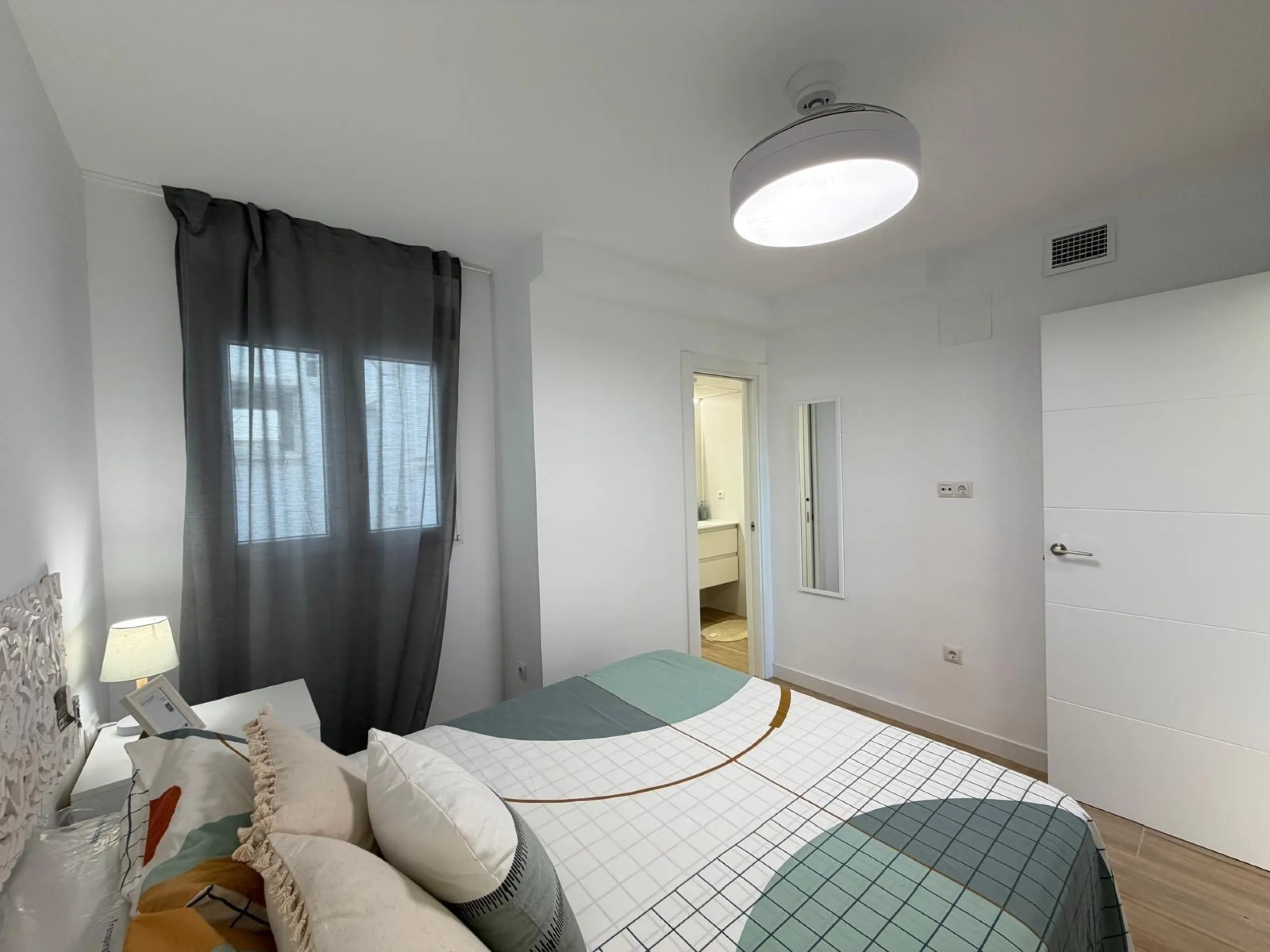 APARTAMENTO TOTALMENTE REFORMADO CON VISTAS AL MAR CON GARAJE+TRASTERO (OPCIONAL). 3 DORM. 2 BAÑOS. SUPERFICIE 92 M2.