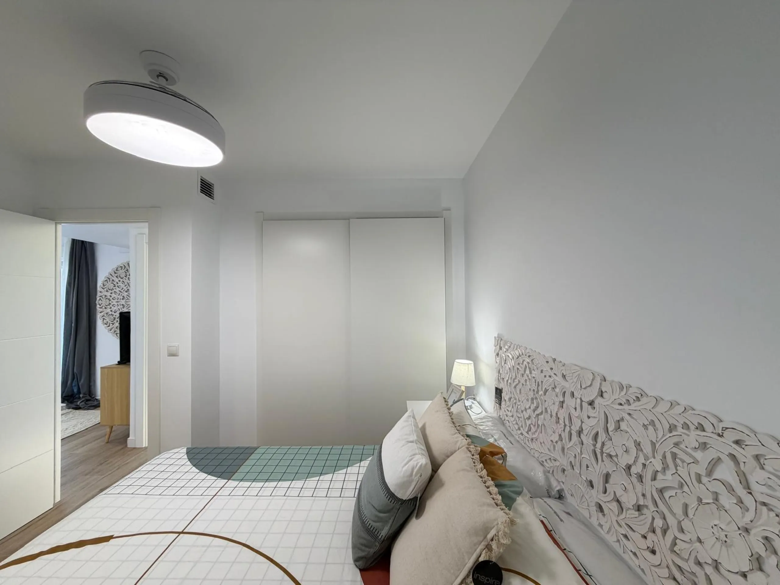 APARTAMENTO TOTALMENTE REFORMADO CON VISTAS AL MAR CON GARAJE+TRASTERO (OPCIONAL). 3 DORM. 2 BAÑOS. SUPERFICIE 92 M2.