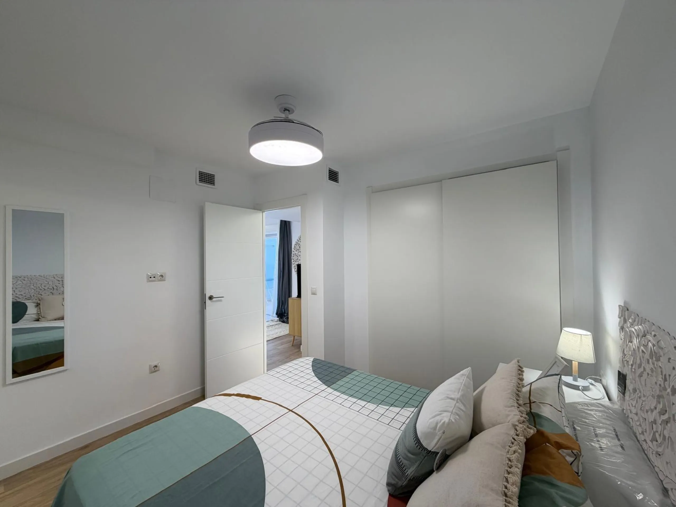 APARTAMENTO TOTALMENTE REFORMADO CON VISTAS AL MAR CON GARAJE+TRASTERO (OPCIONAL). 3 DORM. 2 BAÑOS. SUPERFICIE 92 M2.