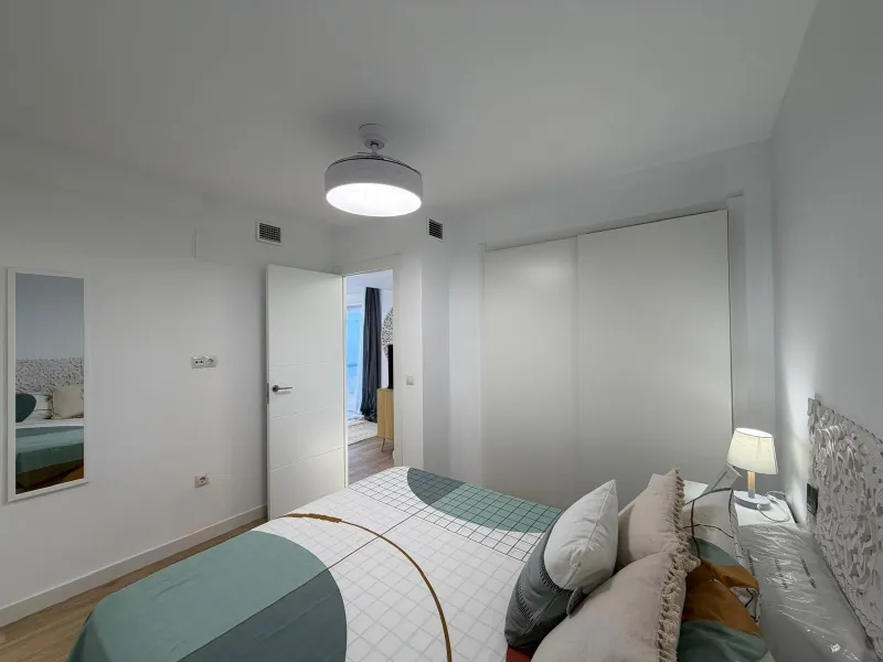 APARTAMENTO TOTALMENTE REFORMADO CON VISTAS AL MAR CON GARAJE+TRASTERO (OPCIONAL). 3 DORM. 2 BAÑOS. SUPERFICIE 92 M2.