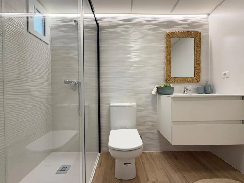 APARTAMENTO TOTALMENTE REFORMADO CON VISTAS AL MAR CON GARAJE+TRASTERO (OPCIONAL). 3 DORM. 2 BAÑOS. SUPERFICIE 92 M2.