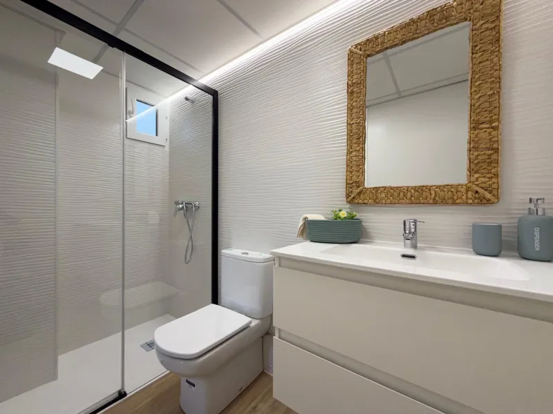 APARTAMENTO TOTALMENTE REFORMADO CON VISTAS AL MAR CON GARAJE+TRASTERO (OPCIONAL). 3 DORM. 2 BAÑOS. SUPERFICIE 92 M2.