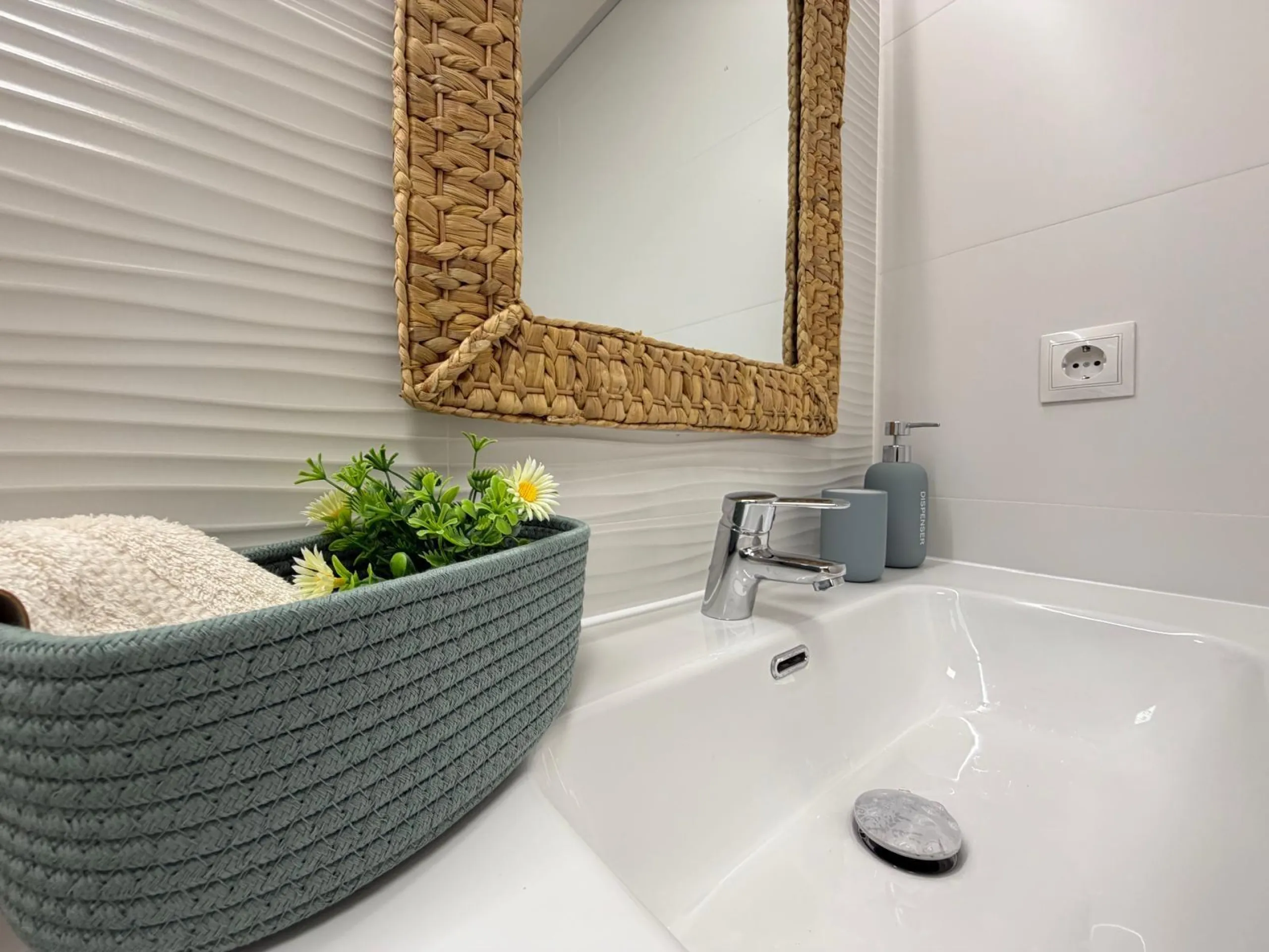 APARTAMENTO TOTALMENTE REFORMADO CON VISTAS AL MAR CON GARAJE+TRASTERO (OPCIONAL). 3 DORM. 2 BAÑOS. SUPERFICIE 92 M2.