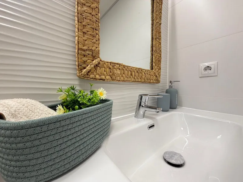 APARTAMENTO TOTALMENTE REFORMADO CON VISTAS AL MAR CON GARAJE+TRASTERO (OPCIONAL). 3 DORM. 2 BAÑOS. SUPERFICIE 92 M2.