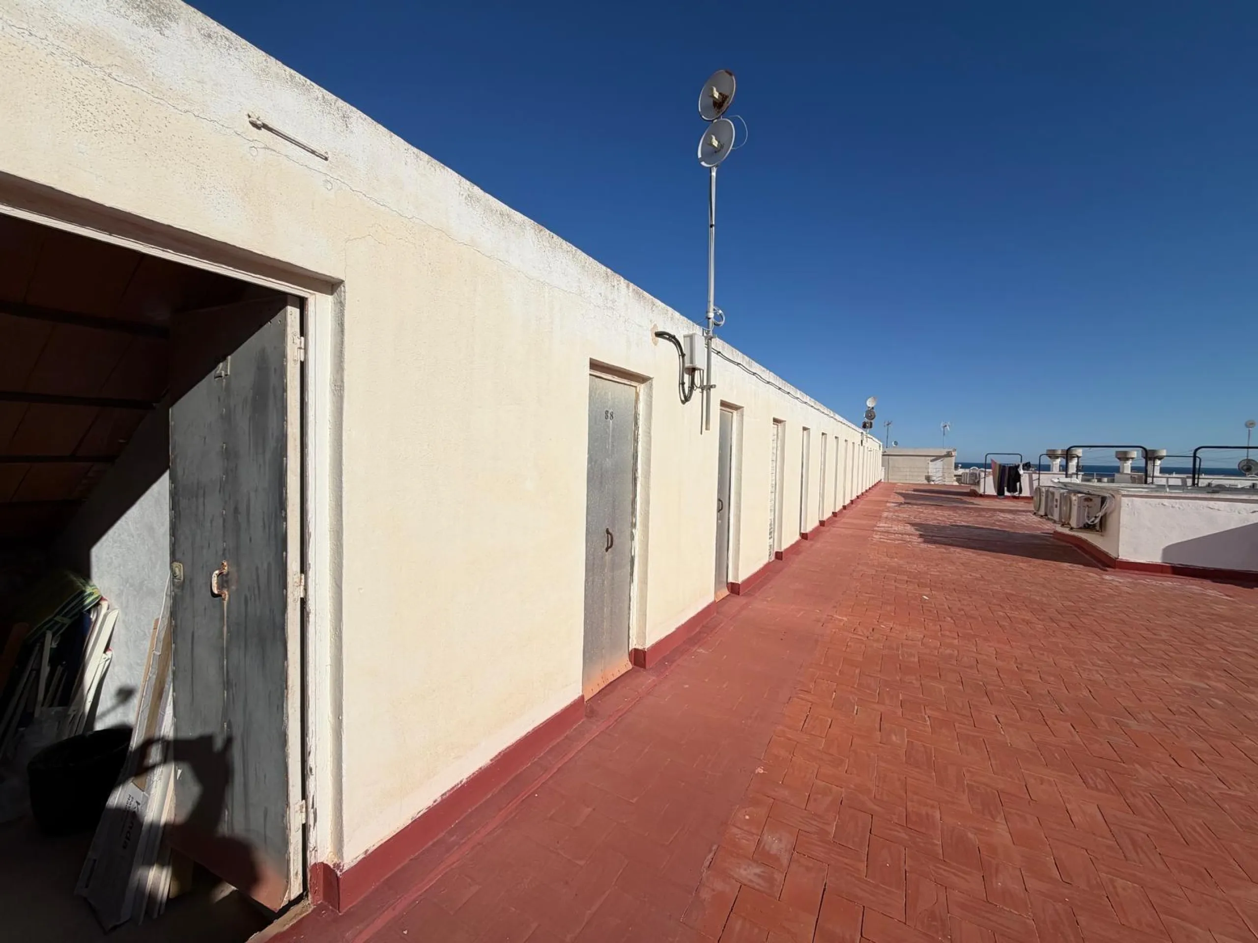 APARTAMENTO TOTALMENTE REFORMADO CON VISTAS AL MAR CON GARAJE+TRASTERO (OPCIONAL). 3 DORM. 2 BAÑOS. SUPERFICIE 92 M2.
