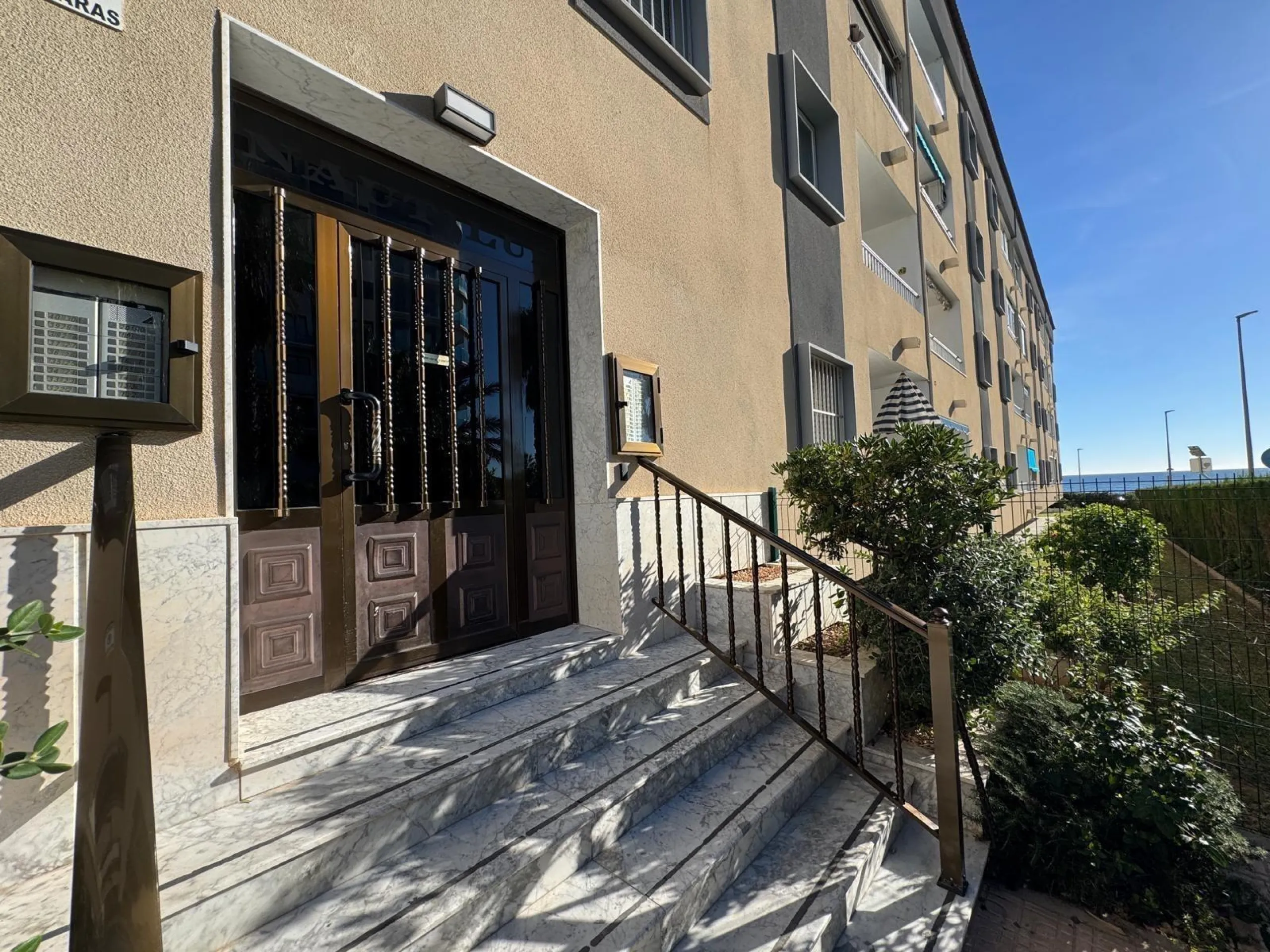 APARTAMENTO TOTALMENTE REFORMADO CON VISTAS AL MAR CON GARAJE+TRASTERO (OPCIONAL). 3 DORM. 2 BAÑOS. SUPERFICIE 92 M2.