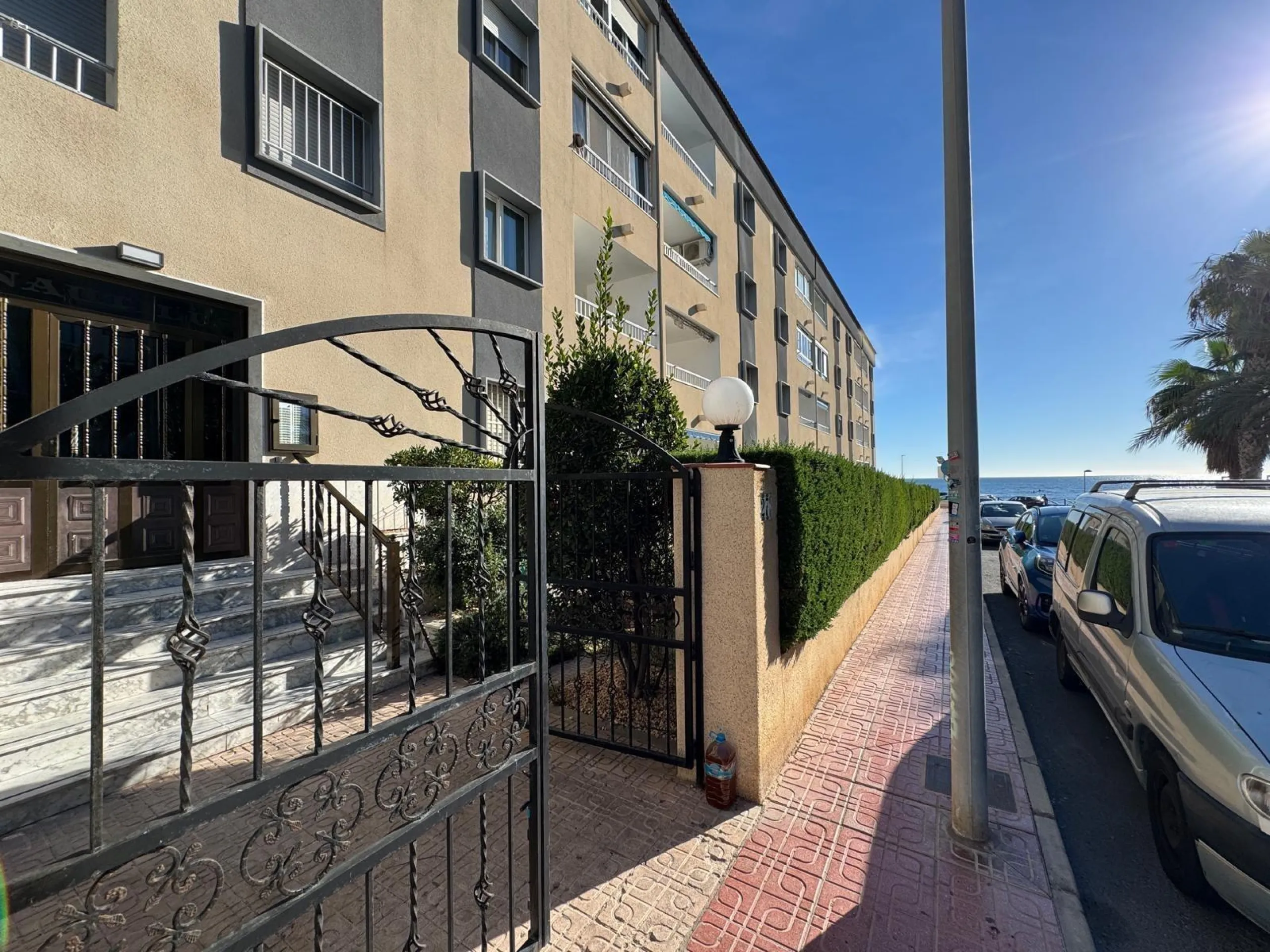 APARTAMENTO TOTALMENTE REFORMADO CON VISTAS AL MAR CON GARAJE+TRASTERO (OPCIONAL). 3 DORM. 2 BAÑOS. SUPERFICIE 92 M2.