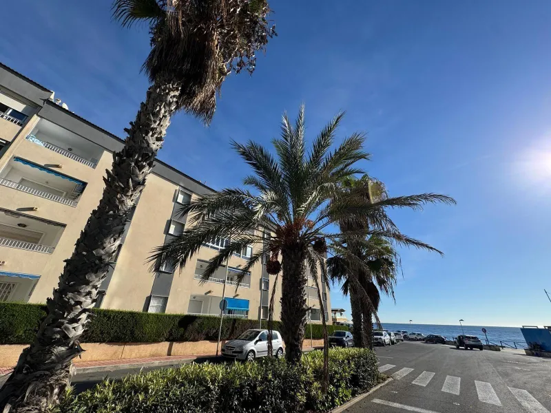 APARTAMENTO TOTALMENTE REFORMADO CON VISTAS AL MAR CON GARAJE+TRASTERO (OPCIONAL). 3 DORM. 2 BAÑOS. SUPERFICIE 92 M2.