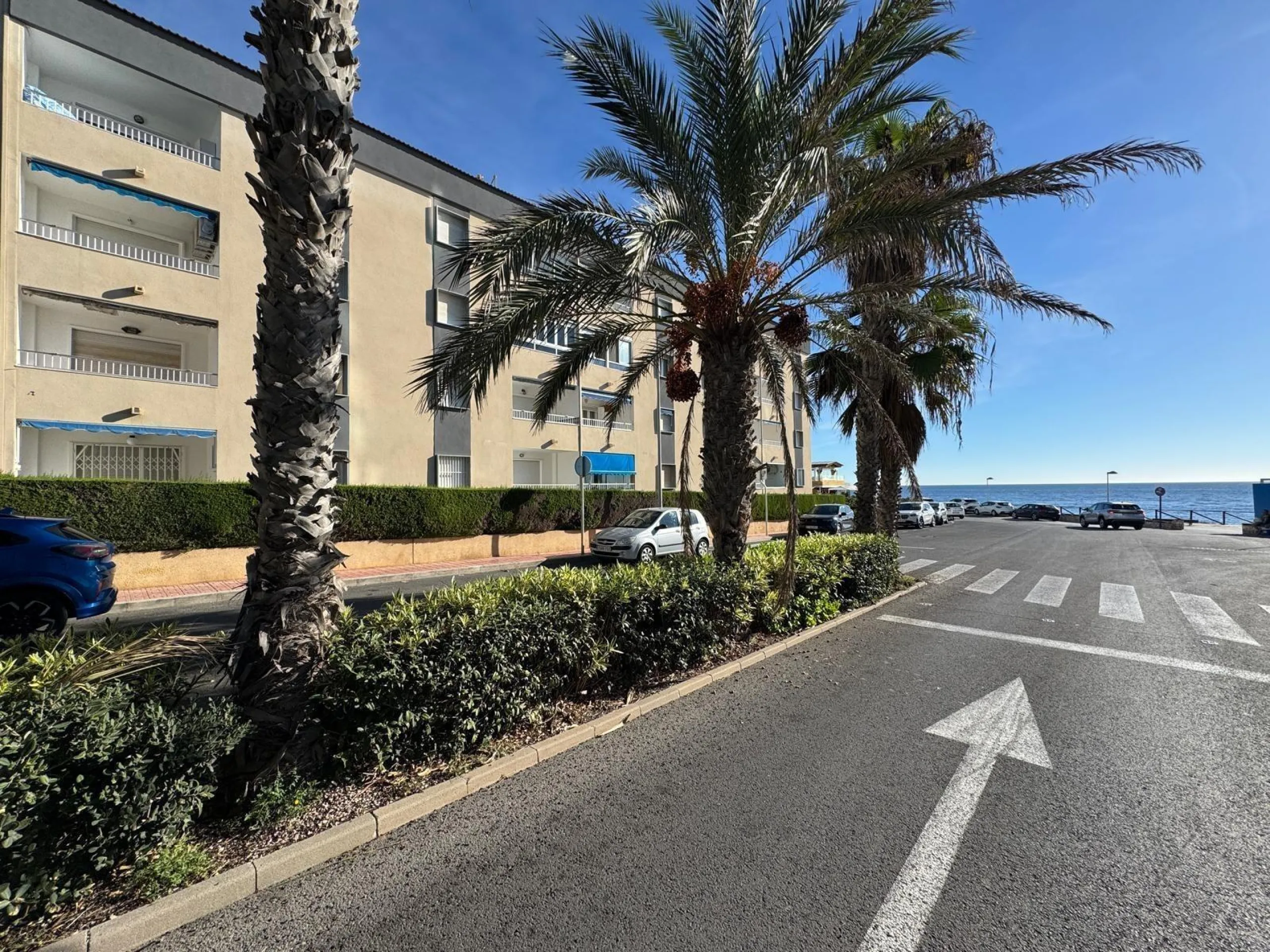 APARTAMENTO TOTALMENTE REFORMADO CON VISTAS AL MAR CON GARAJE+TRASTERO (OPCIONAL). 3 DORM. 2 BAÑOS. SUPERFICIE 92 M2.