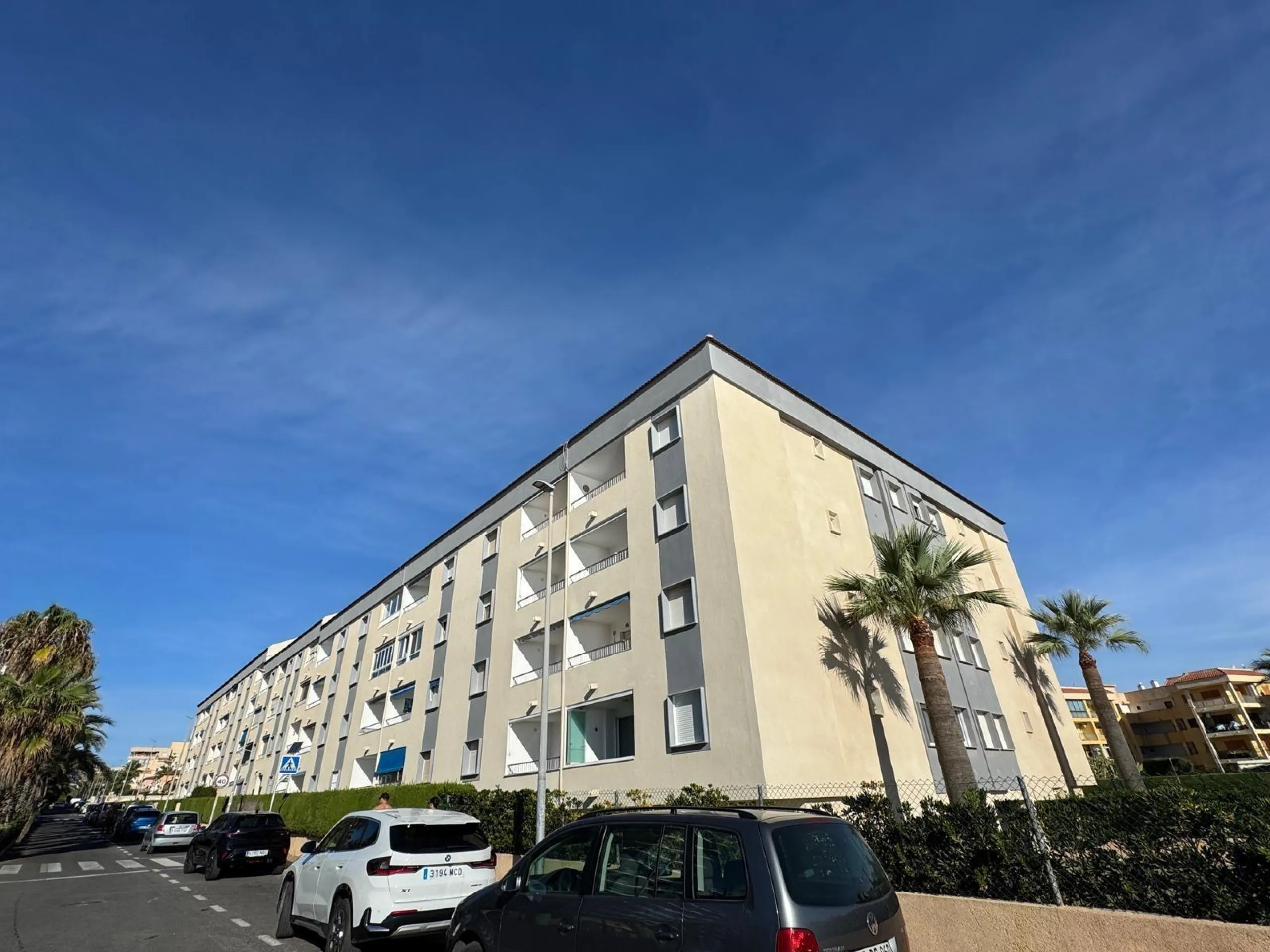 APARTAMENTO TOTALMENTE REFORMADO CON VISTAS AL MAR CON GARAJE+TRASTERO (OPCIONAL). 3 DORM. 2 BAÑOS. SUPERFICIE 92 M2.