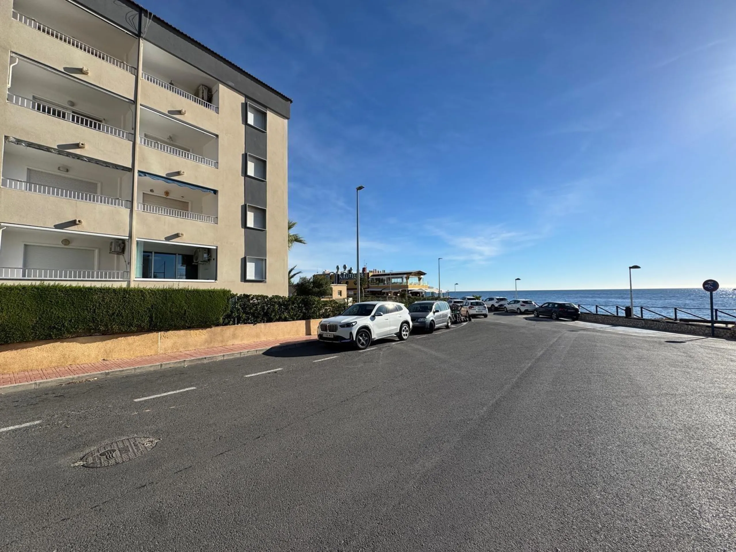 APARTAMENTO TOTALMENTE REFORMADO CON VISTAS AL MAR CON GARAJE+TRASTERO (OPCIONAL). 3 DORM. 2 BAÑOS. SUPERFICIE 92 M2.