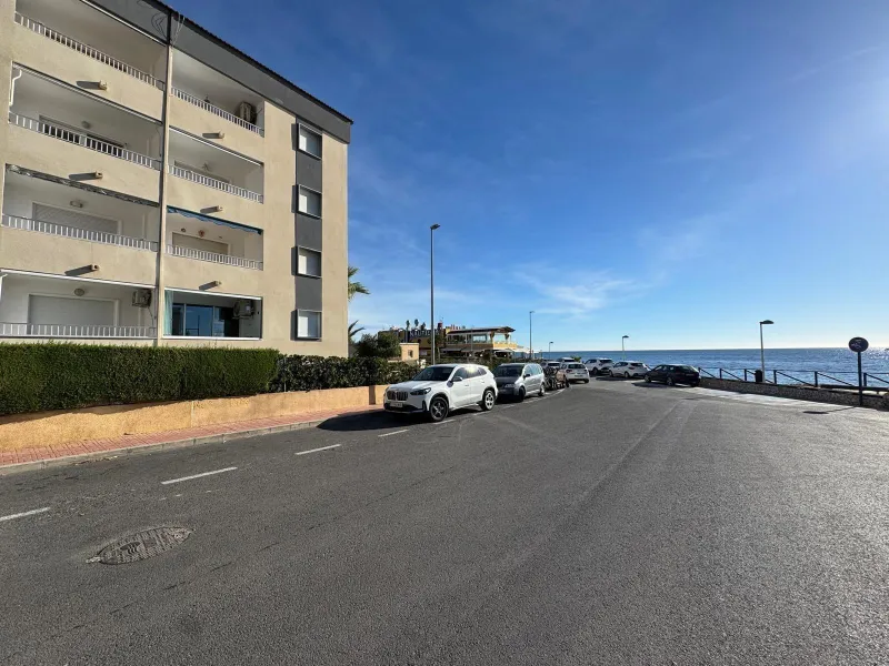 APARTAMENTO TOTALMENTE REFORMADO CON VISTAS AL MAR CON GARAJE+TRASTERO (OPCIONAL). 3 DORM. 2 BAÑOS. SUPERFICIE 92 M2.