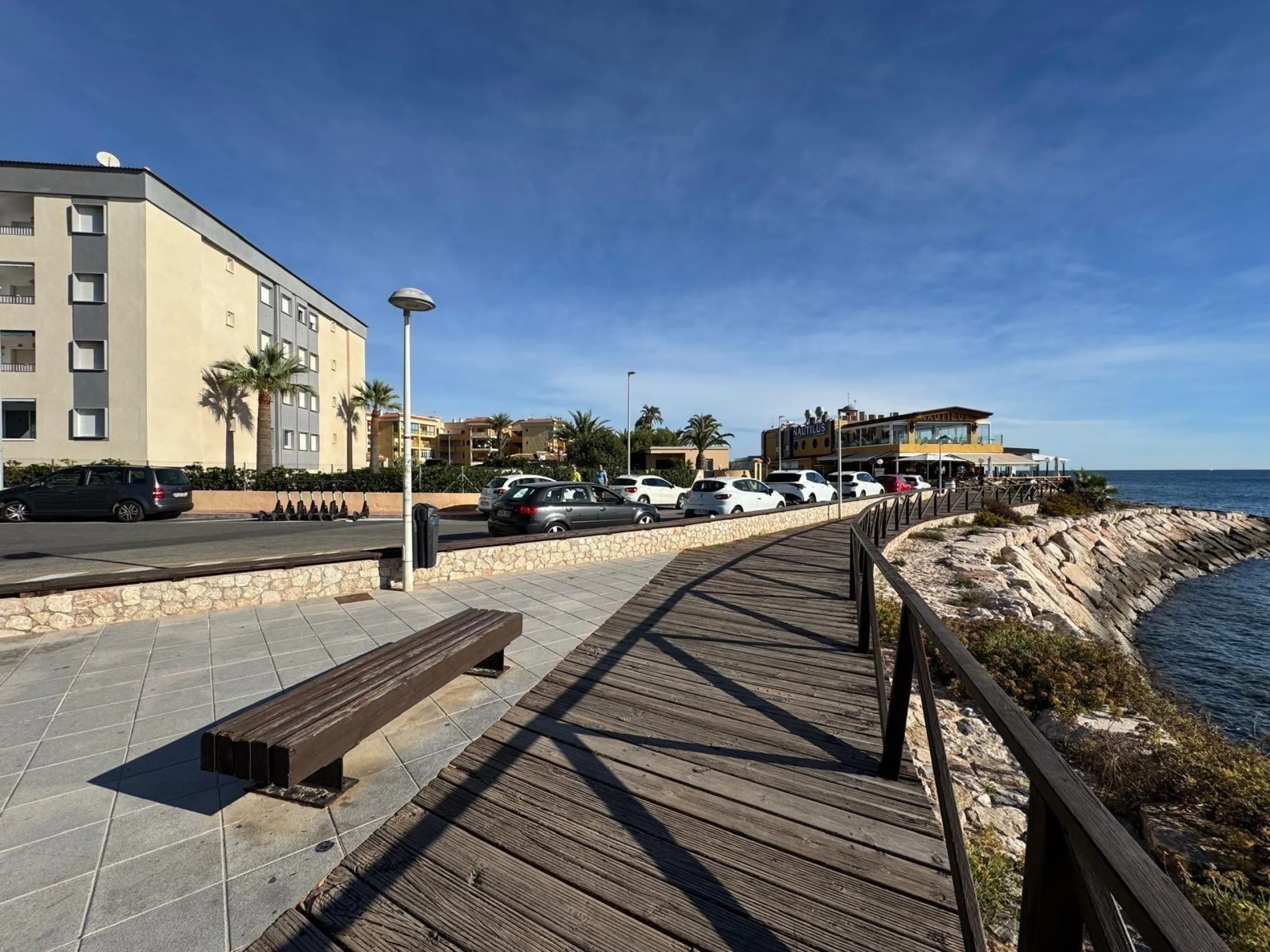 APARTAMENTO TOTALMENTE REFORMADO CON VISTAS AL MAR CON GARAJE+TRASTERO (OPCIONAL). 3 DORM. 2 BAÑOS. SUPERFICIE 92 M2.