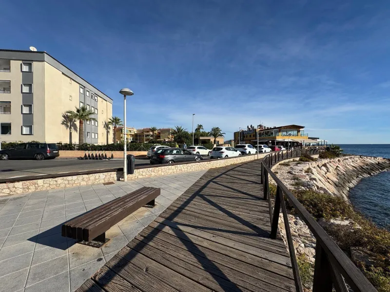 APARTAMENTO TOTALMENTE REFORMADO CON VISTAS AL MAR CON GARAJE+TRASTERO (OPCIONAL). 3 DORM. 2 BAÑOS. SUPERFICIE 92 M2.