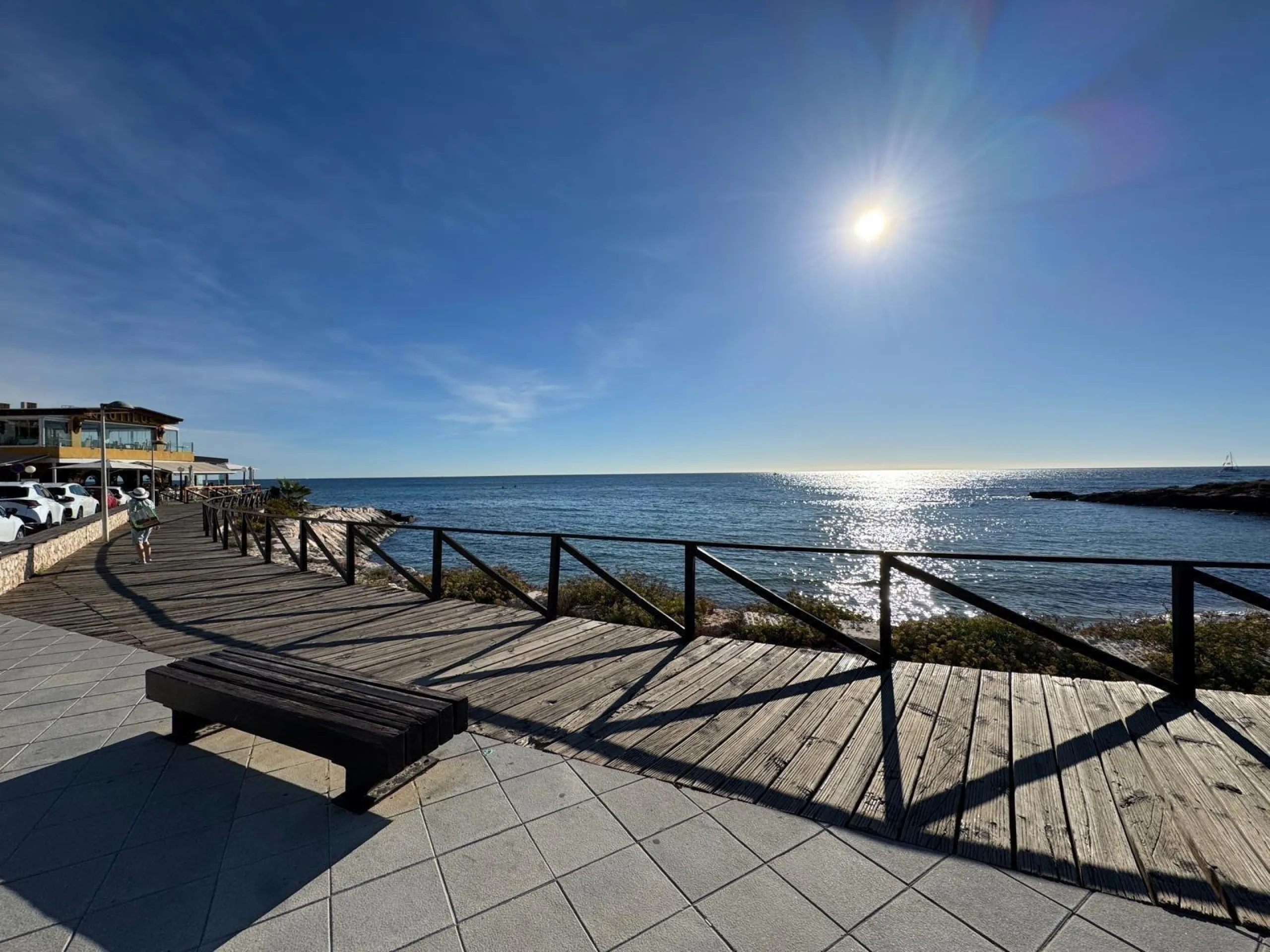 APARTAMENTO TOTALMENTE REFORMADO CON VISTAS AL MAR CON GARAJE+TRASTERO (OPCIONAL). 3 DORM. 2 BAÑOS. SUPERFICIE 92 M2.
