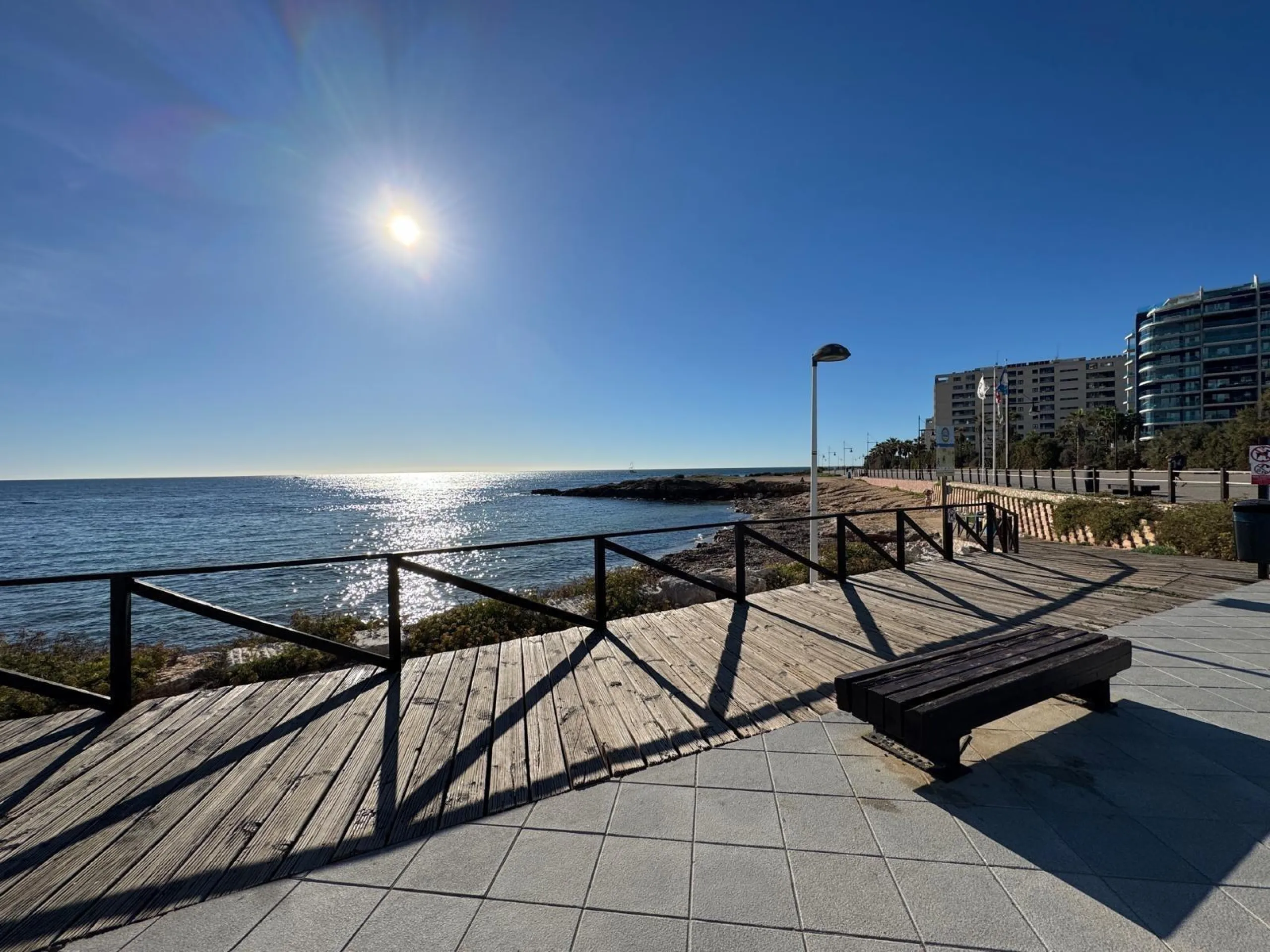APARTAMENTO TOTALMENTE REFORMADO CON VISTAS AL MAR CON GARAJE+TRASTERO (OPCIONAL). 3 DORM. 2 BAÑOS. SUPERFICIE 92 M2.
