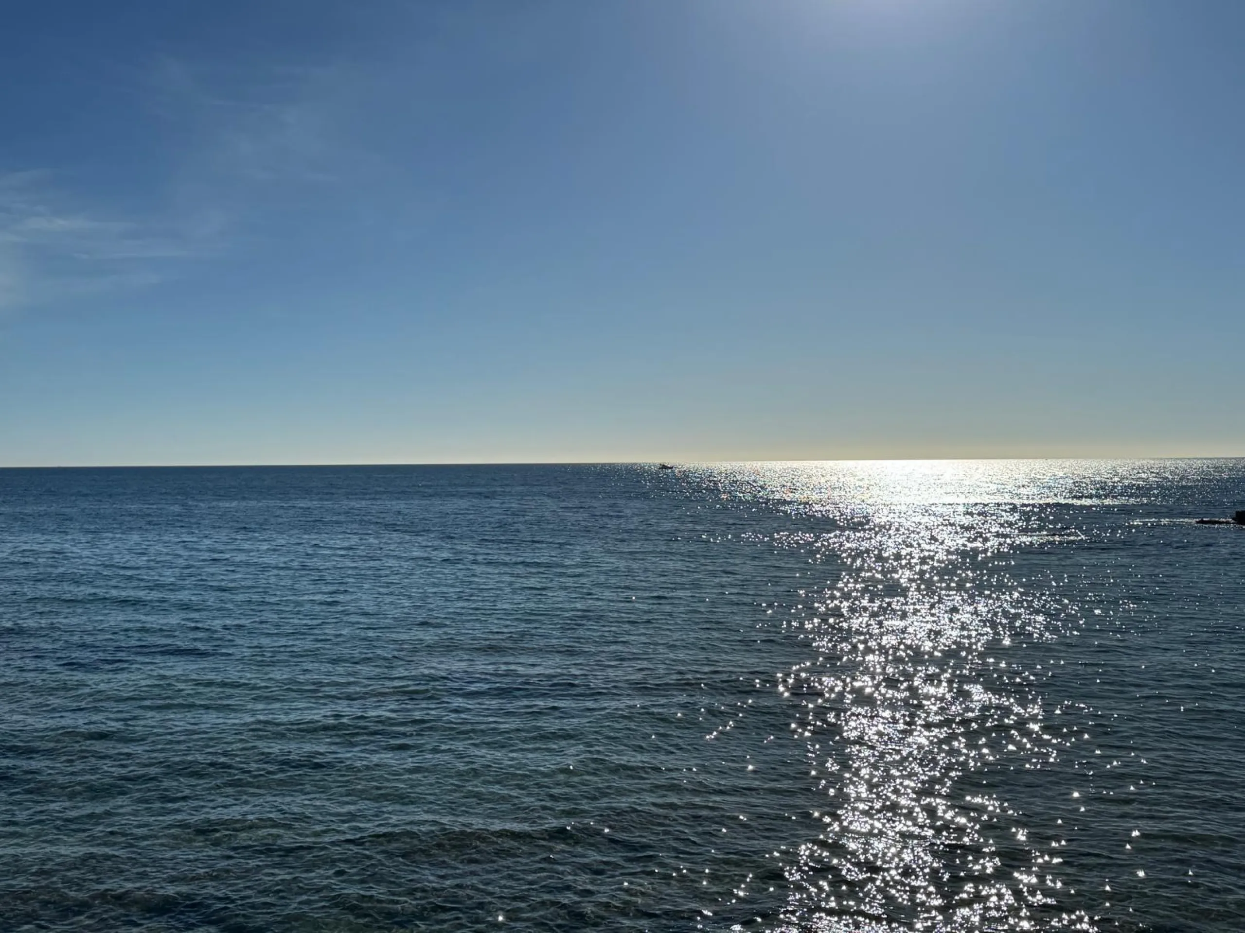 APARTAMENTO TOTALMENTE REFORMADO CON VISTAS AL MAR CON GARAJE+TRASTERO (OPCIONAL). 3 DORM. 2 BAÑOS. SUPERFICIE 92 M2.