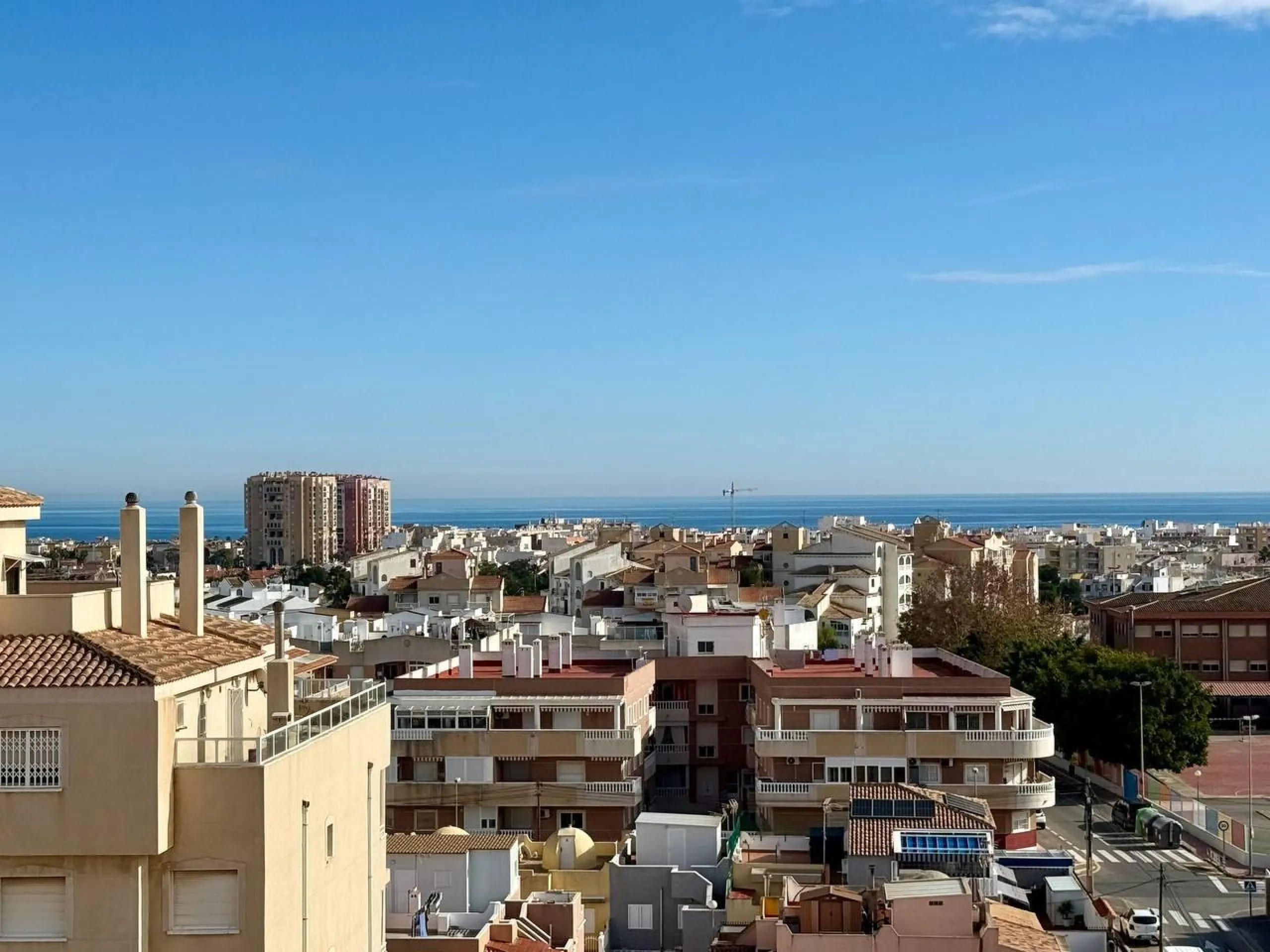 Renovated duplex penthouse with sea views, 2 terraces and parking.