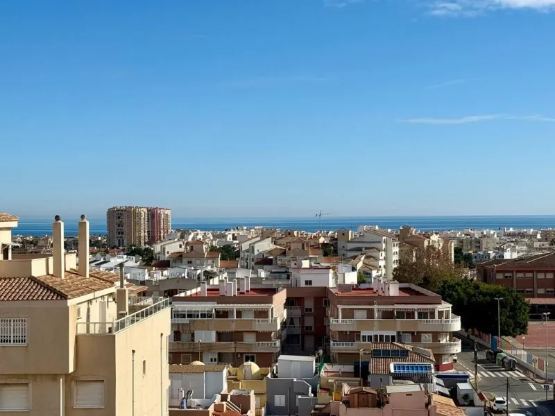 Renovated duplex penthouse with sea views, 2 terraces and parking.