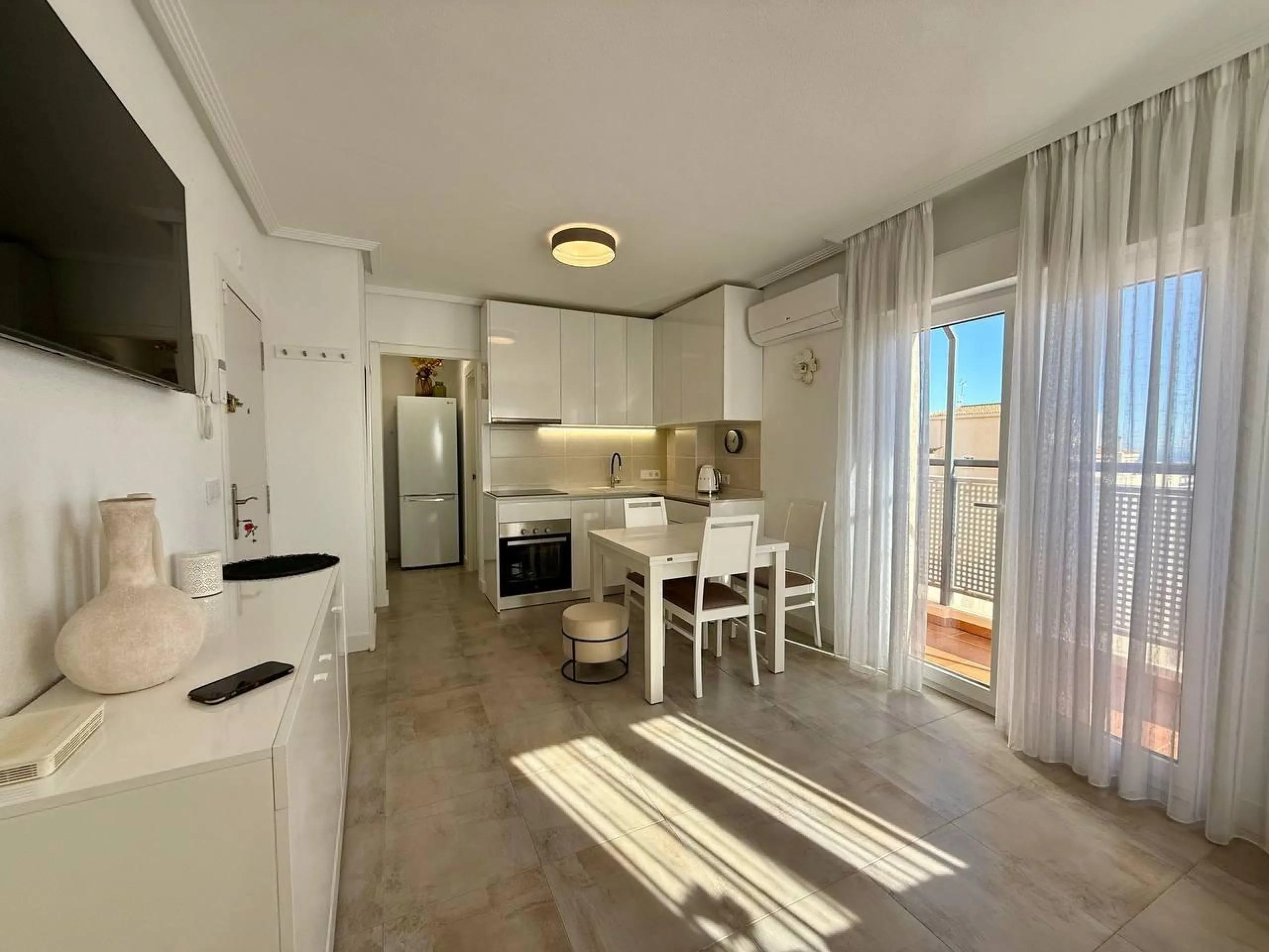 Renovated duplex penthouse with sea views, 2 terraces and parking.