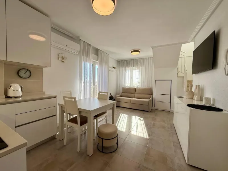 Renovated duplex penthouse with sea views, 2 terraces and parking.