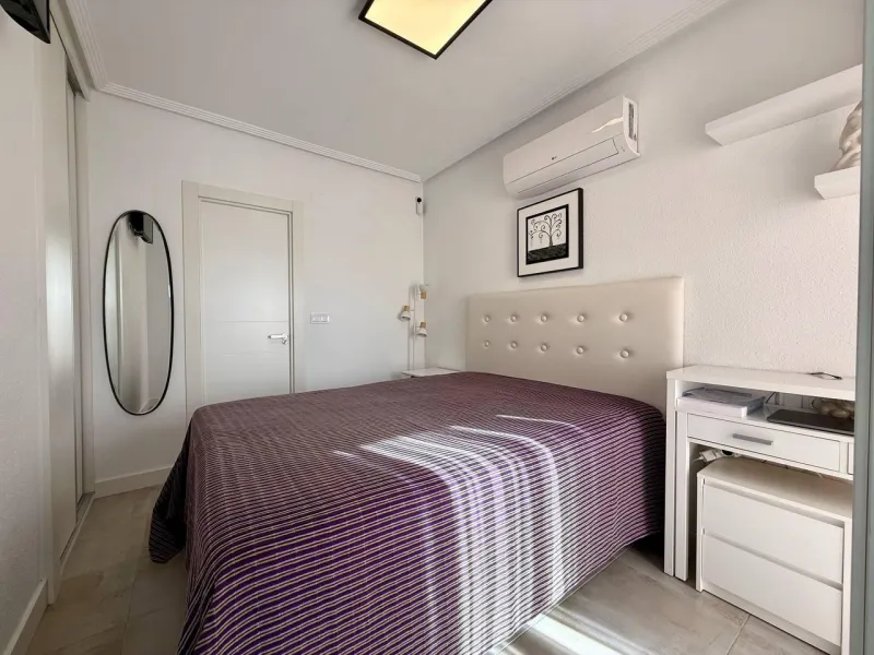 Renovated duplex penthouse with sea views, 2 terraces and parking.