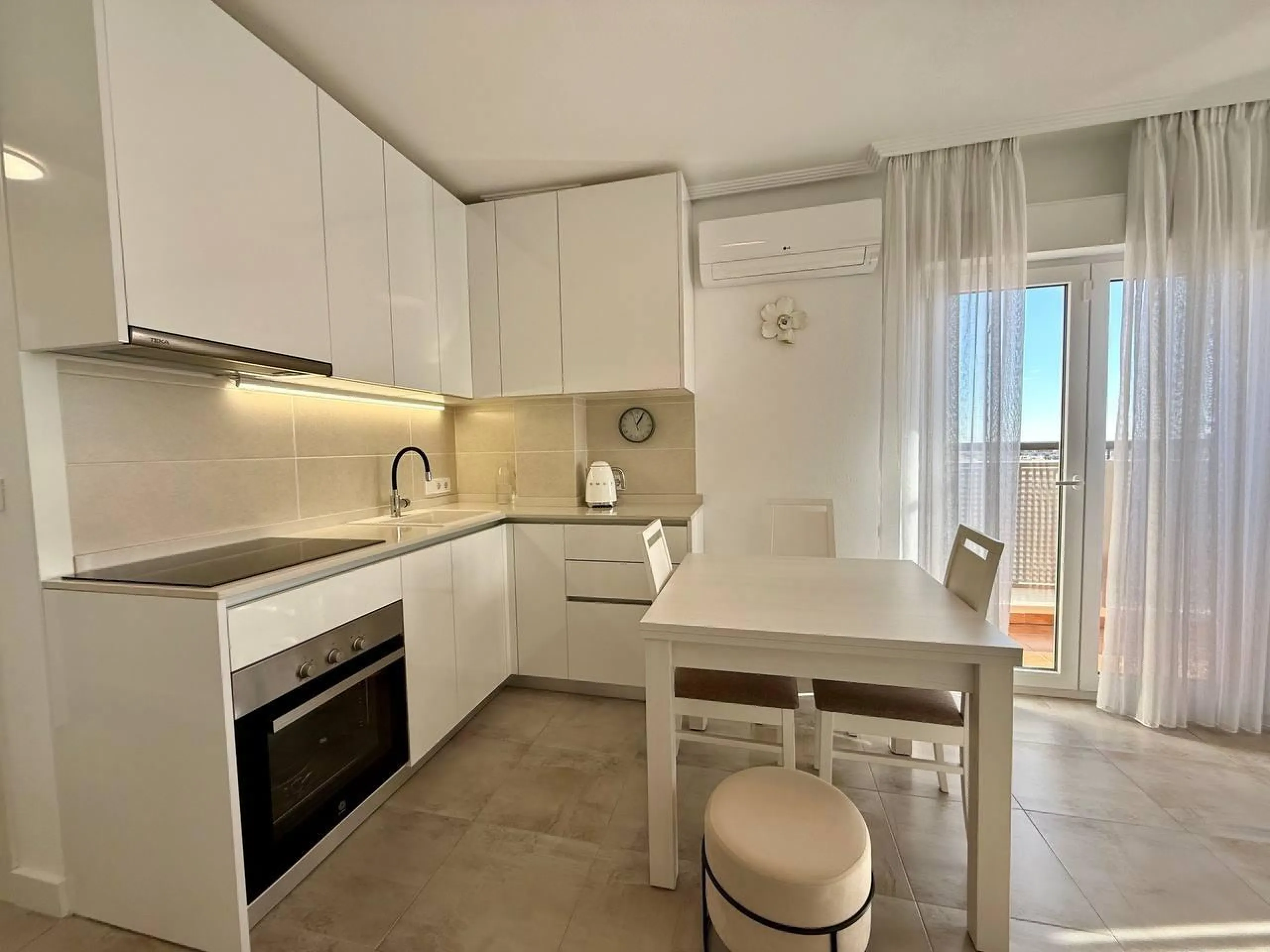 Renovated duplex penthouse with sea views, 2 terraces and parking.