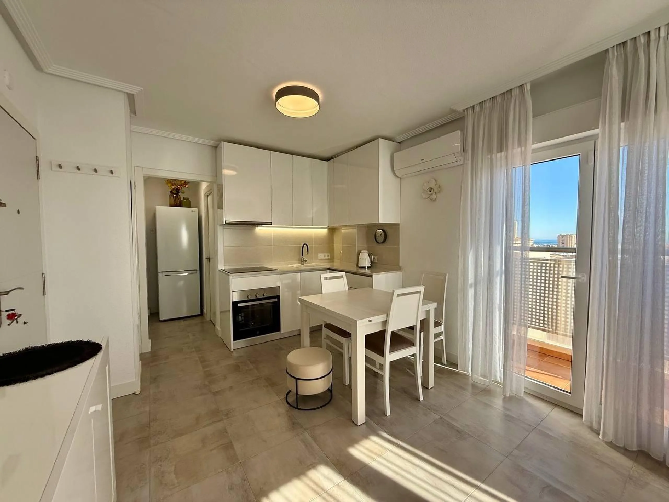 Renovated duplex penthouse with sea views, 2 terraces and parking.