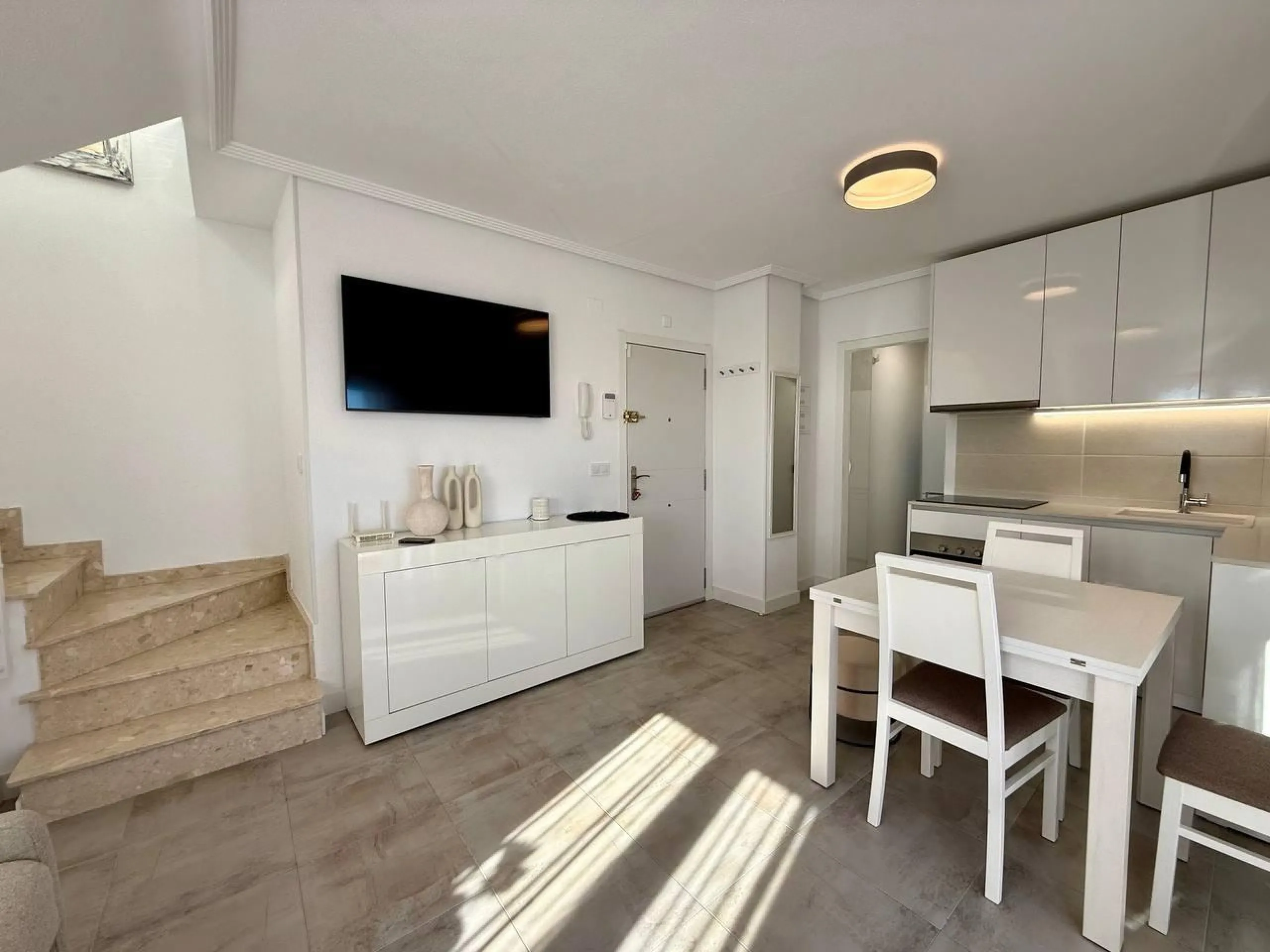 Renovated duplex penthouse with sea views, 2 terraces and parking.