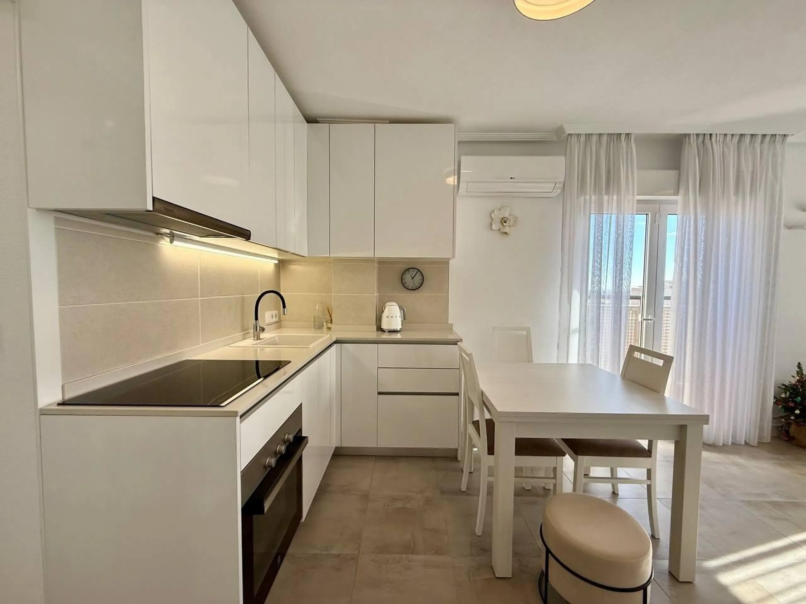 Renovated duplex penthouse with sea views, 2 terraces and parking.