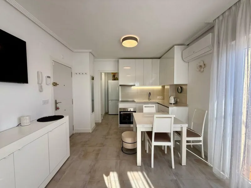 Renovated duplex penthouse with sea views, 2 terraces and parking.