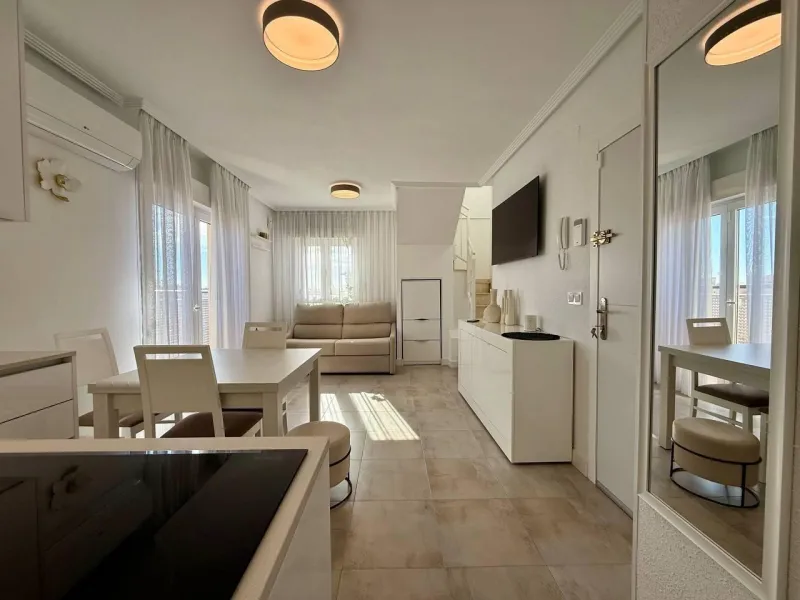 Renovated duplex penthouse with sea views, 2 terraces and parking.
