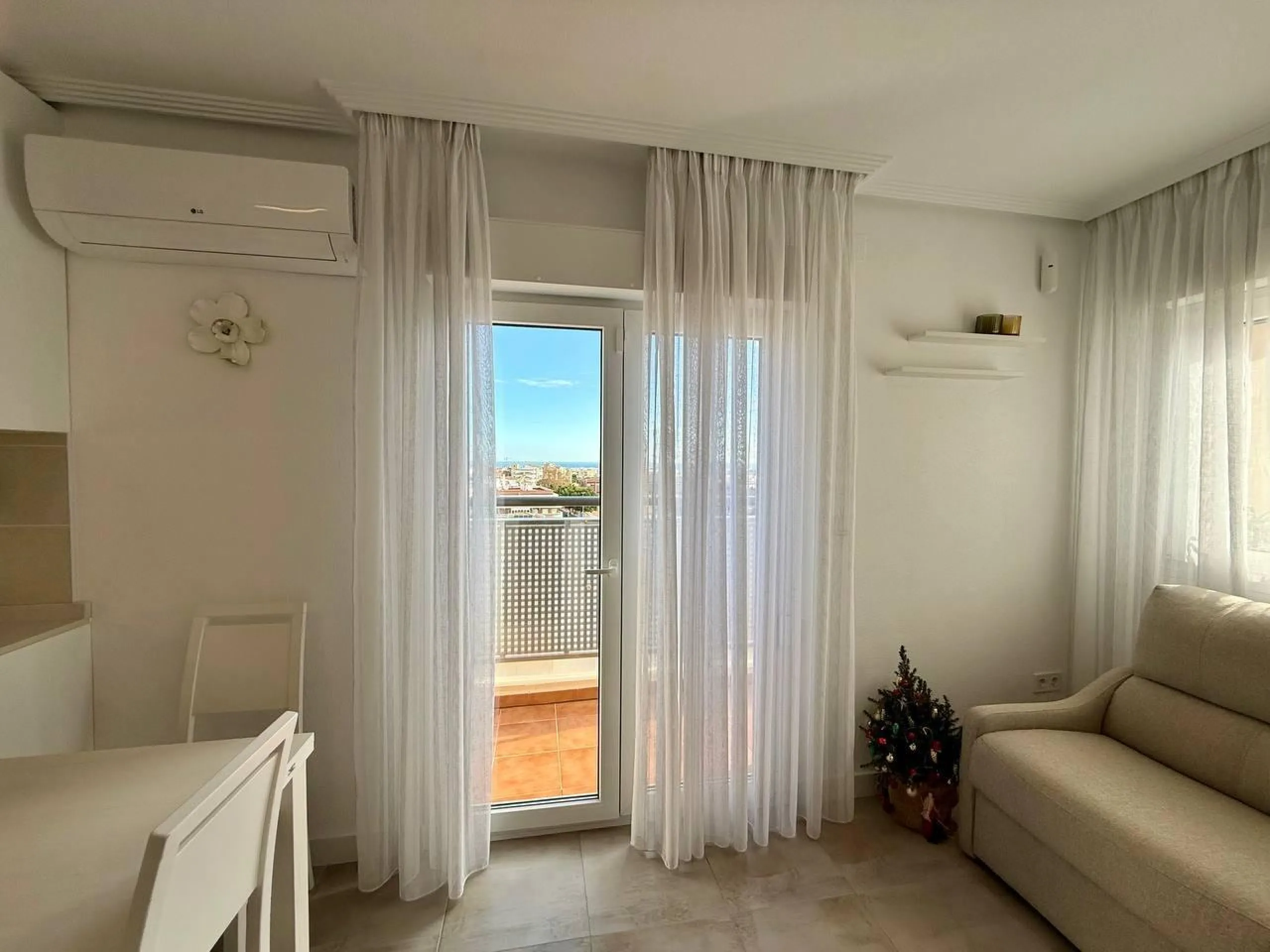 Renovated duplex penthouse with sea views, 2 terraces and parking.