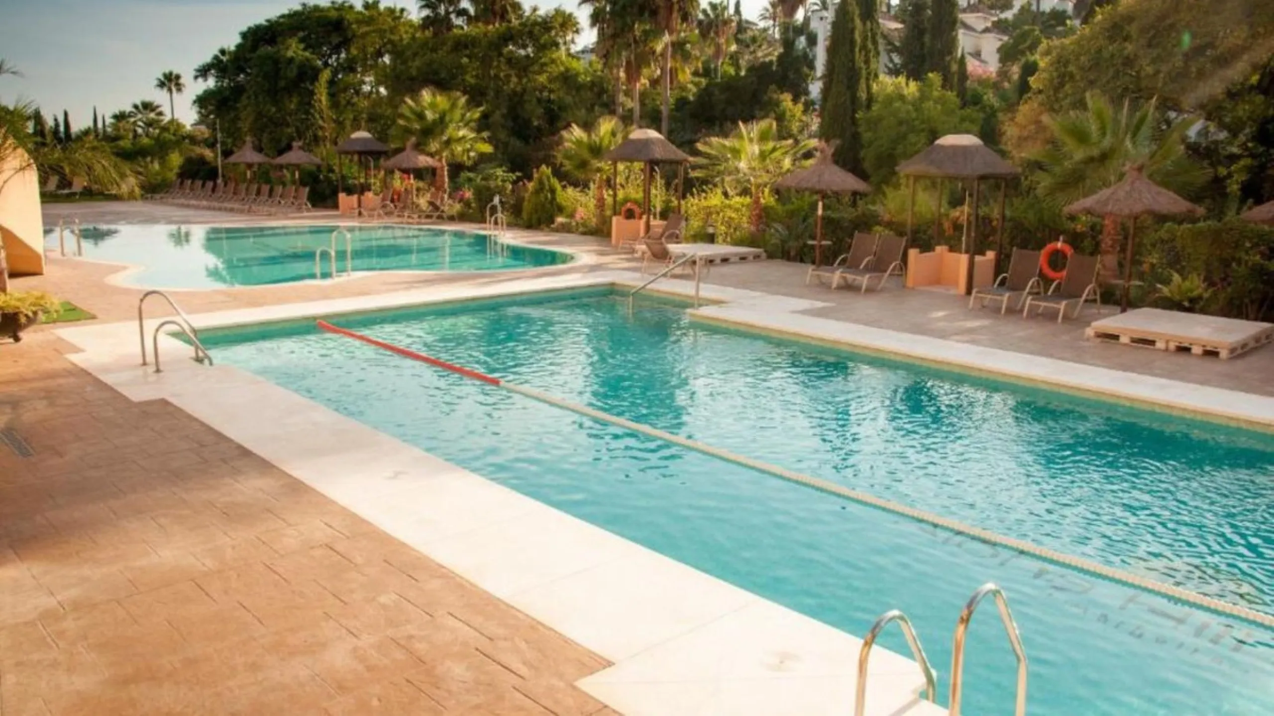 Exklusive renovierte Wohnung mit zwei Schlafzimmern in einer renommierten Hotelanlage in Nueva Andalucía, Marbella
