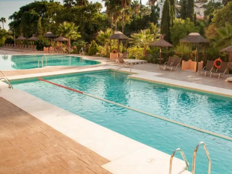 Exklusive renovierte Wohnung mit zwei Schlafzimmern in einer renommierten Hotelanlage in Nueva Andalucía, Marbella